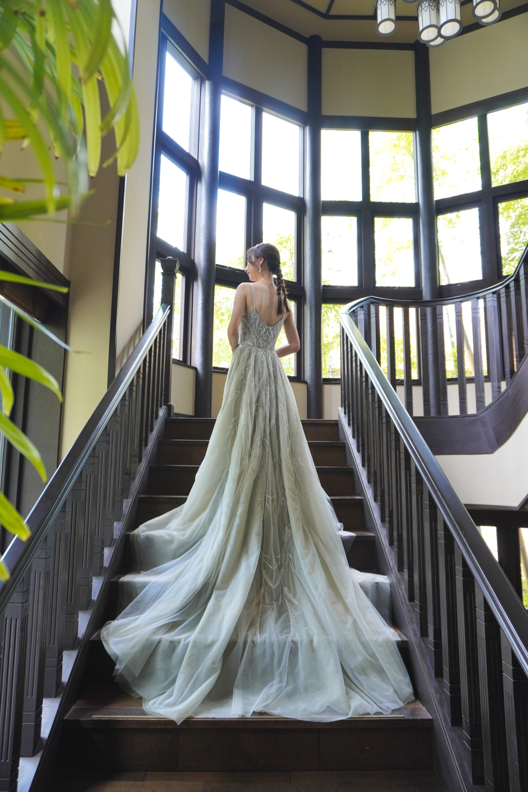 ザ カワブン ナゴヤの提携ドレスショップ、トリートドレッシングのおすすめインポートカラードレスはくすみグリーンでナチュラルウェディングや上品でエレガントなテイストがお好きな方におすすめです