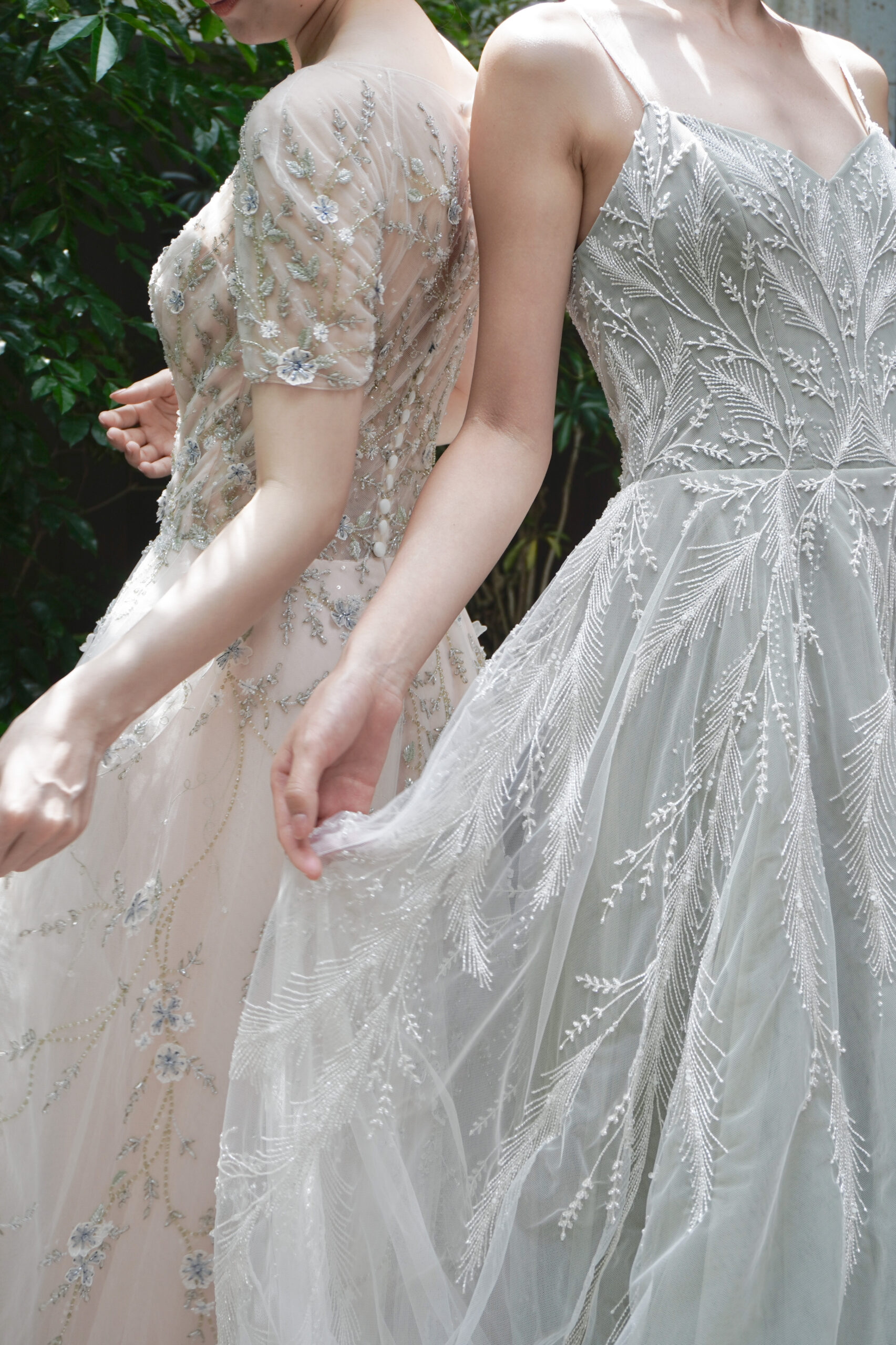 トリートドレッシングがおすすめする、インポートブランドENAURAのくすみカラーの淡い色合いの刺繍Aラインカラードレス