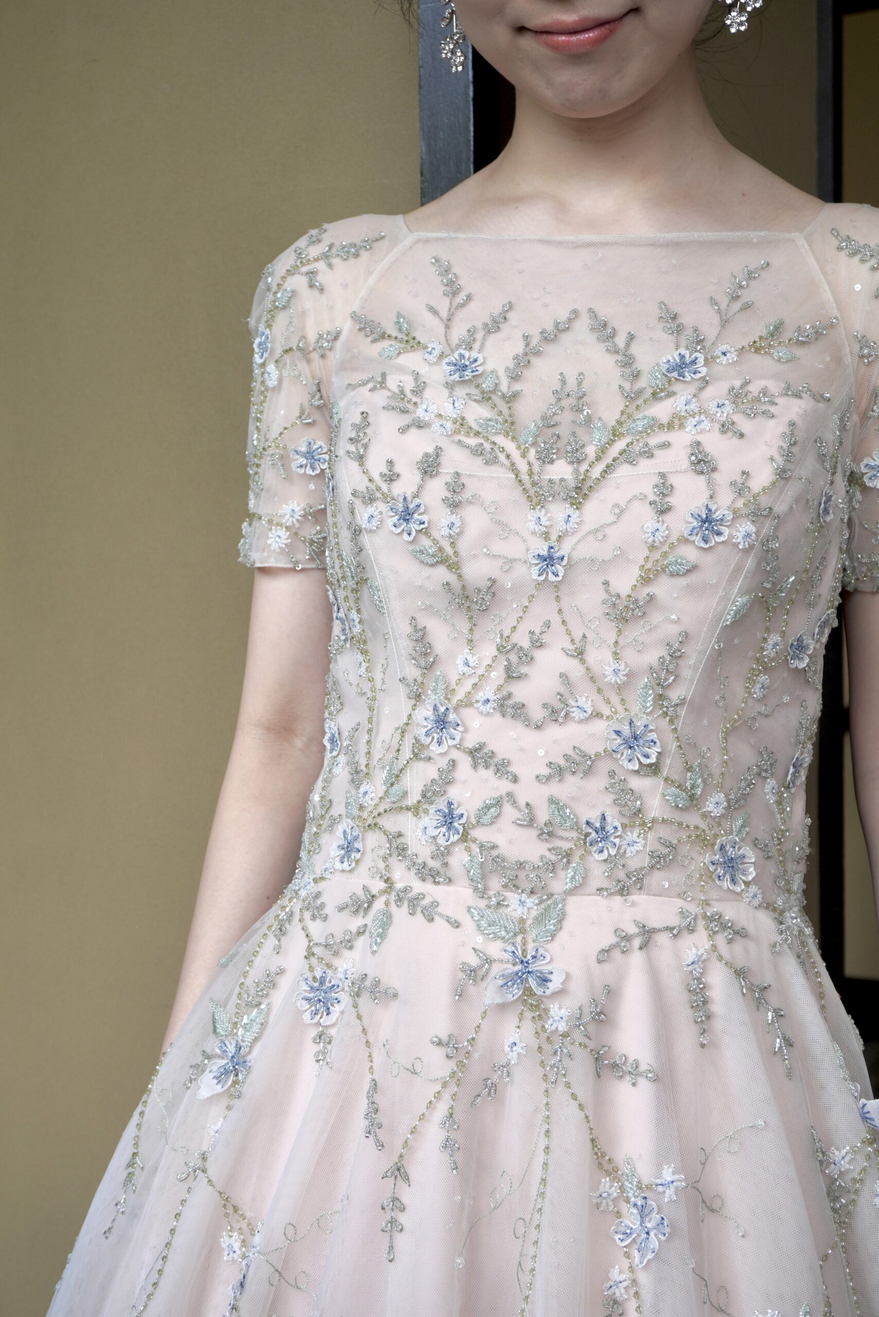 トリートドレッシングのインポートお色直しカラードレス ナチュラルでキラキラと輝くビーディングレース刺繍の美しい1着