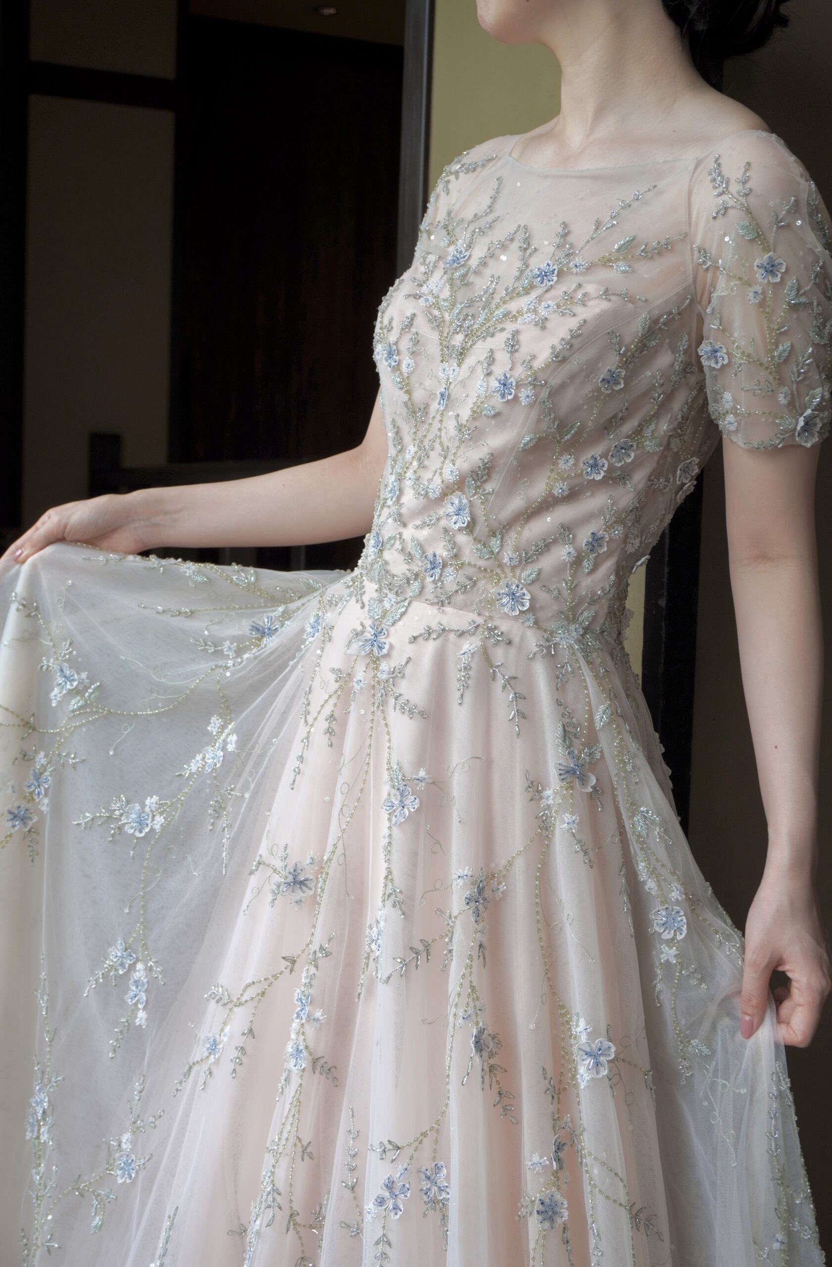 THE TREAT DRESSING名古屋店がおすすすめする、最新刺繍Aラインの淡いブラッシュピンク、くすみピンクのお色直しカラードレス