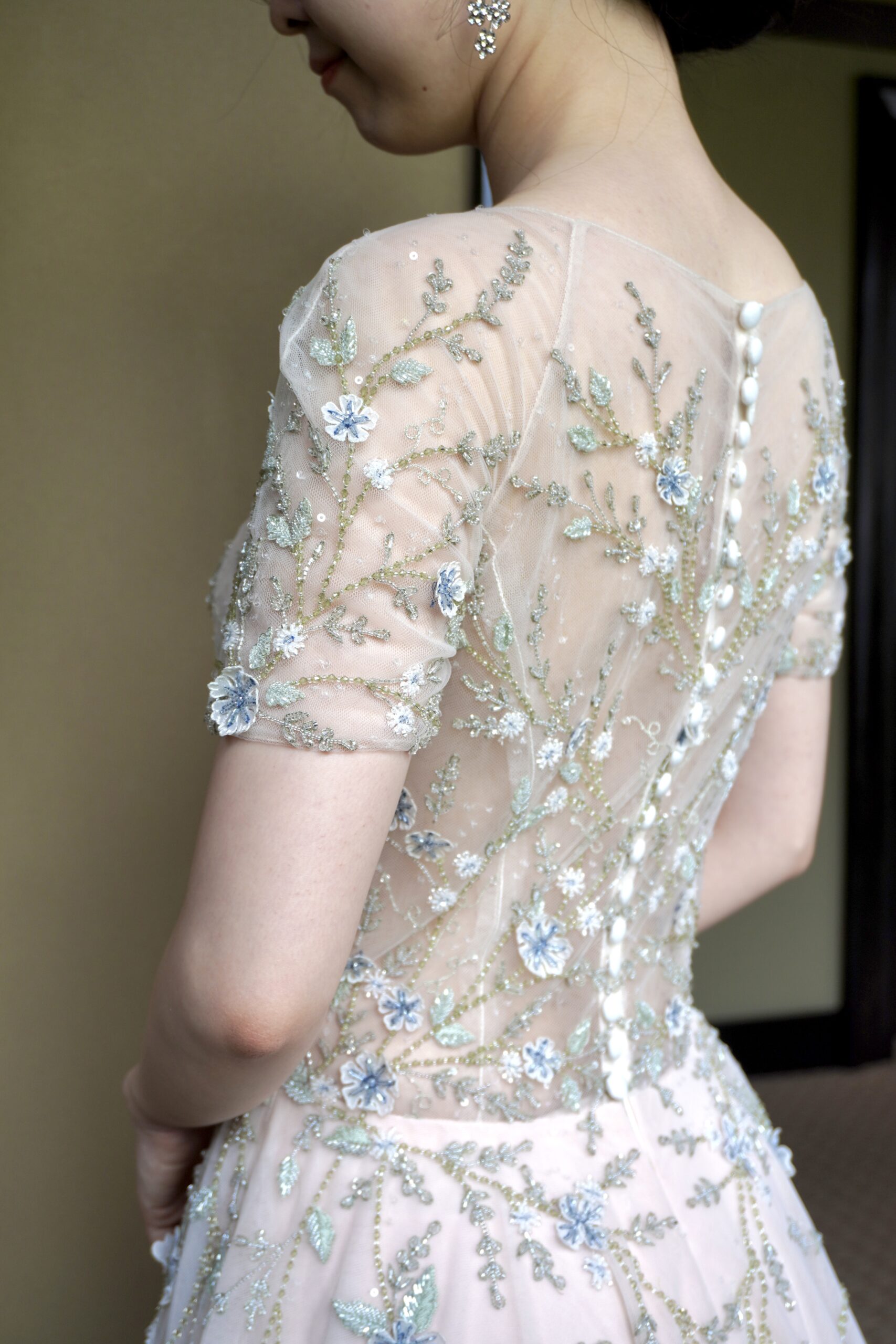 トリート名古屋店のおすすめカラードレスのご紹介 バックスタイルにくるみボタンがあしらわれたエレガントでフェミニンなパステルカラーの色合いがナチュラルで美しいENAURAのカラードレス