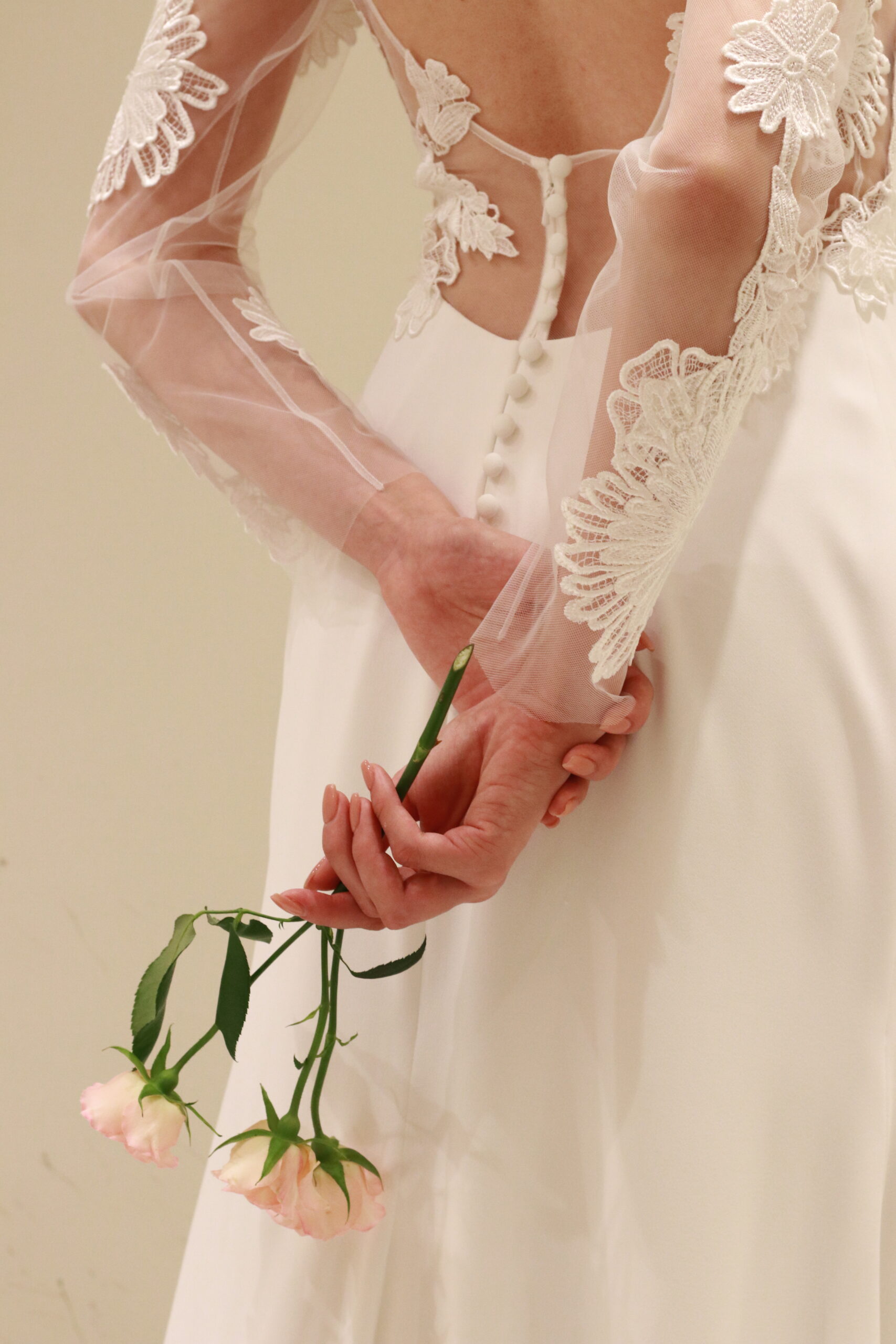 表参道にショップを構えるトリートドレッシングから新作ウェディングドレスのご紹介、NYのブランドであるレラローズからロングスリーブがクラシックなマーメイドラインの新作ウェディングドレスが入荷いたしました