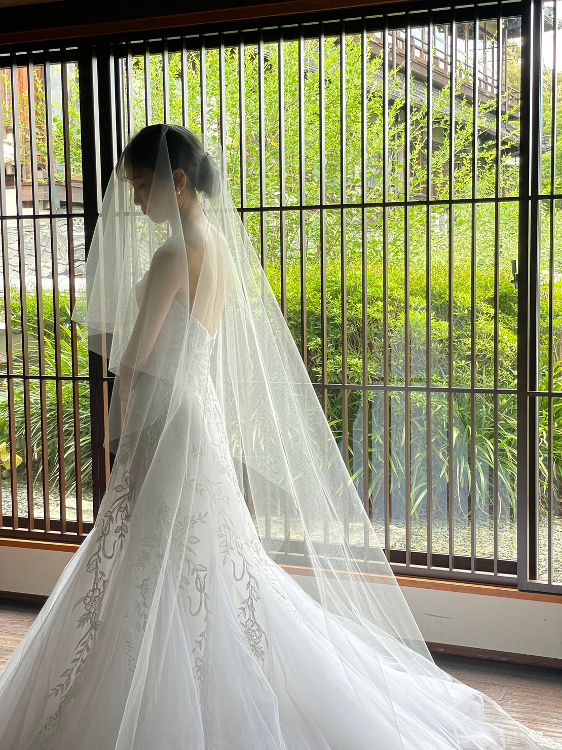 リームアクラのレースが美しいソフトマーメイドのウエディングドレスは菊水楼のチャペルに映えます