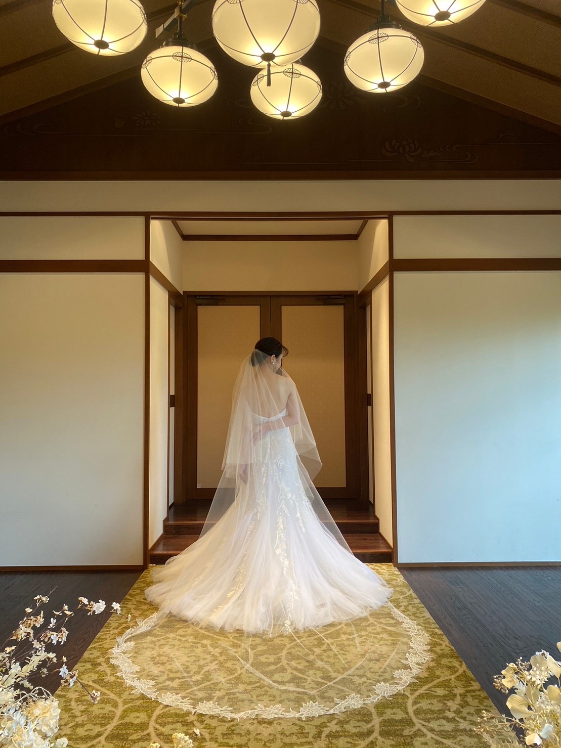 菊水楼のチャペルでお召しいただくリームアクラのウエディングドレスにはレースのロングベールを合わせるのもおすすめです