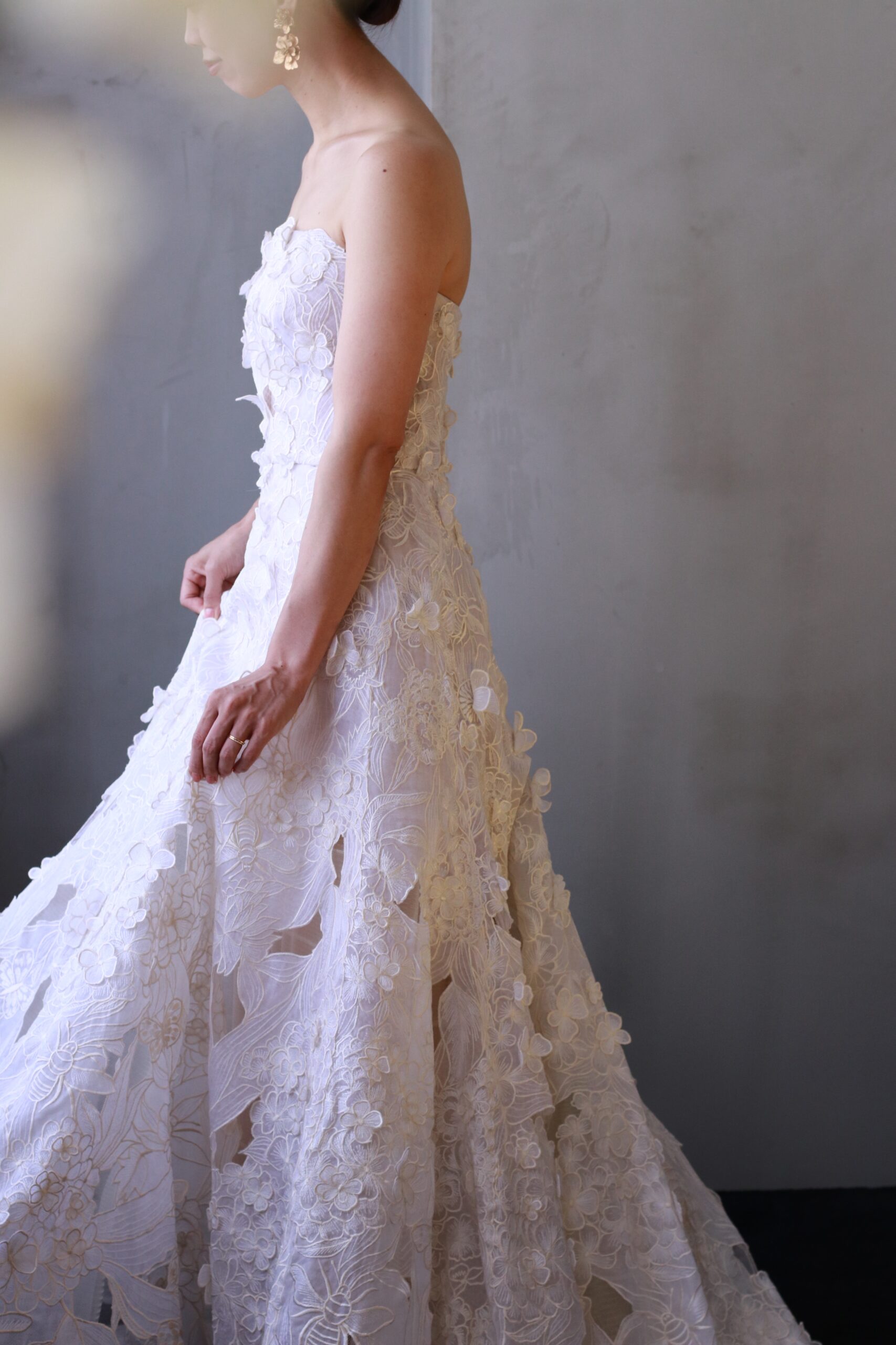 トリートドレッシングでお取り扱いしているOscar de la Renta(オスカー デ ラ レンタ)の3Dフラワーのレースが綺麗な新作ウェディングドレスのコーディネートのご紹介