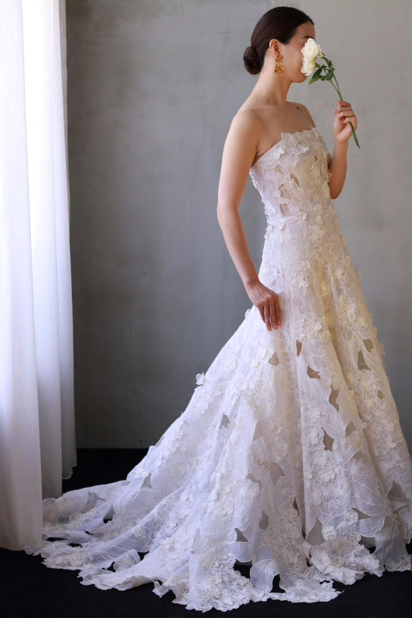 トリートドレッシングがおすすめする東京エリアの花嫁にお召いただきたい、Oscar de la Renta(オスカー デ ラ レンタ)の3Dフラワーの素材が綺麗なAラインとマーメイドラインの新作ウェディングドレスのご紹介