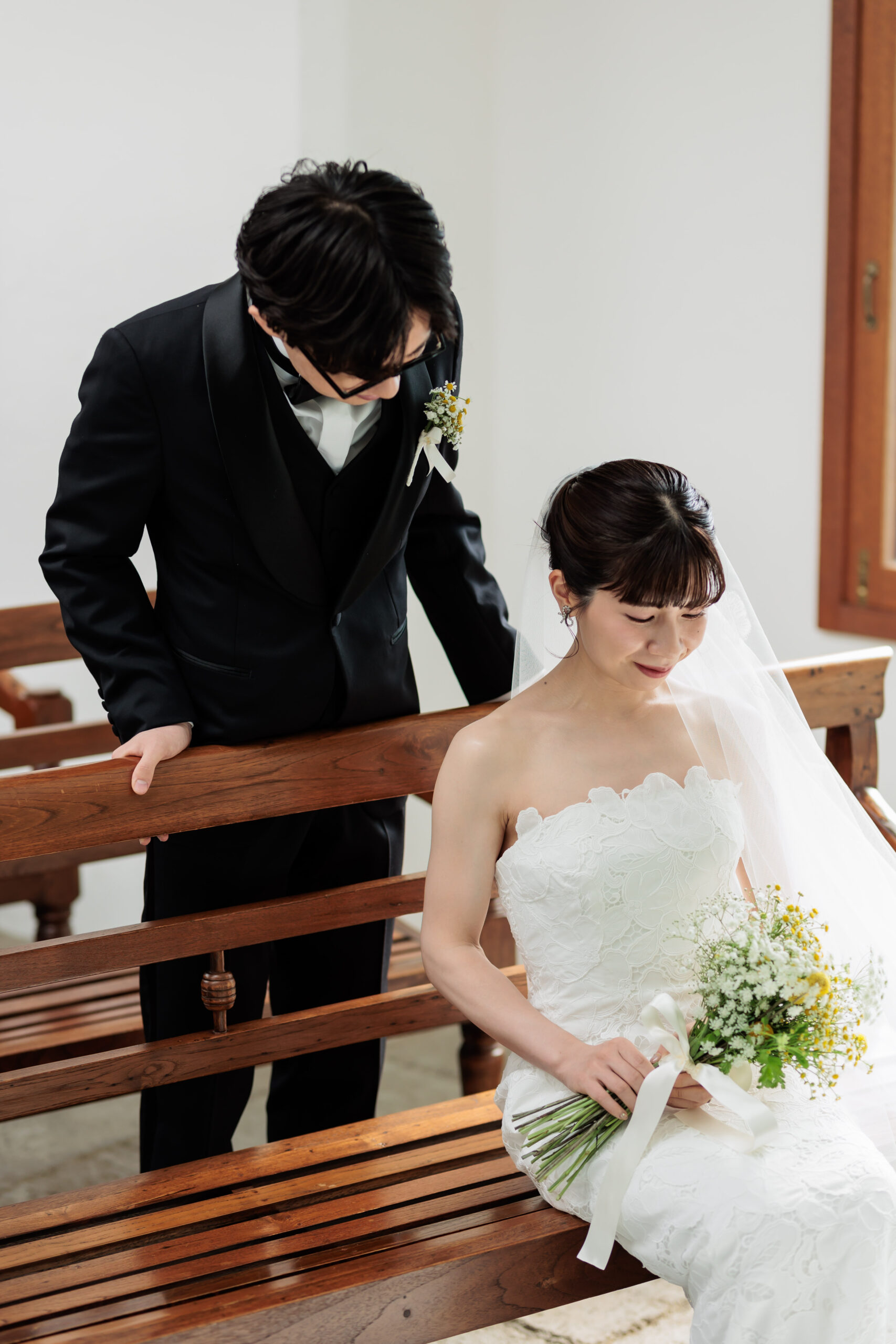 感度の高い名古屋・岐阜エリアの東海花嫁におすすめしたい、ザ トリート ドレッシング 名古屋店のエンブロイダリーレースが華やかなLela Roseのウェディングドレスにロングベールを合わせたコーディネート