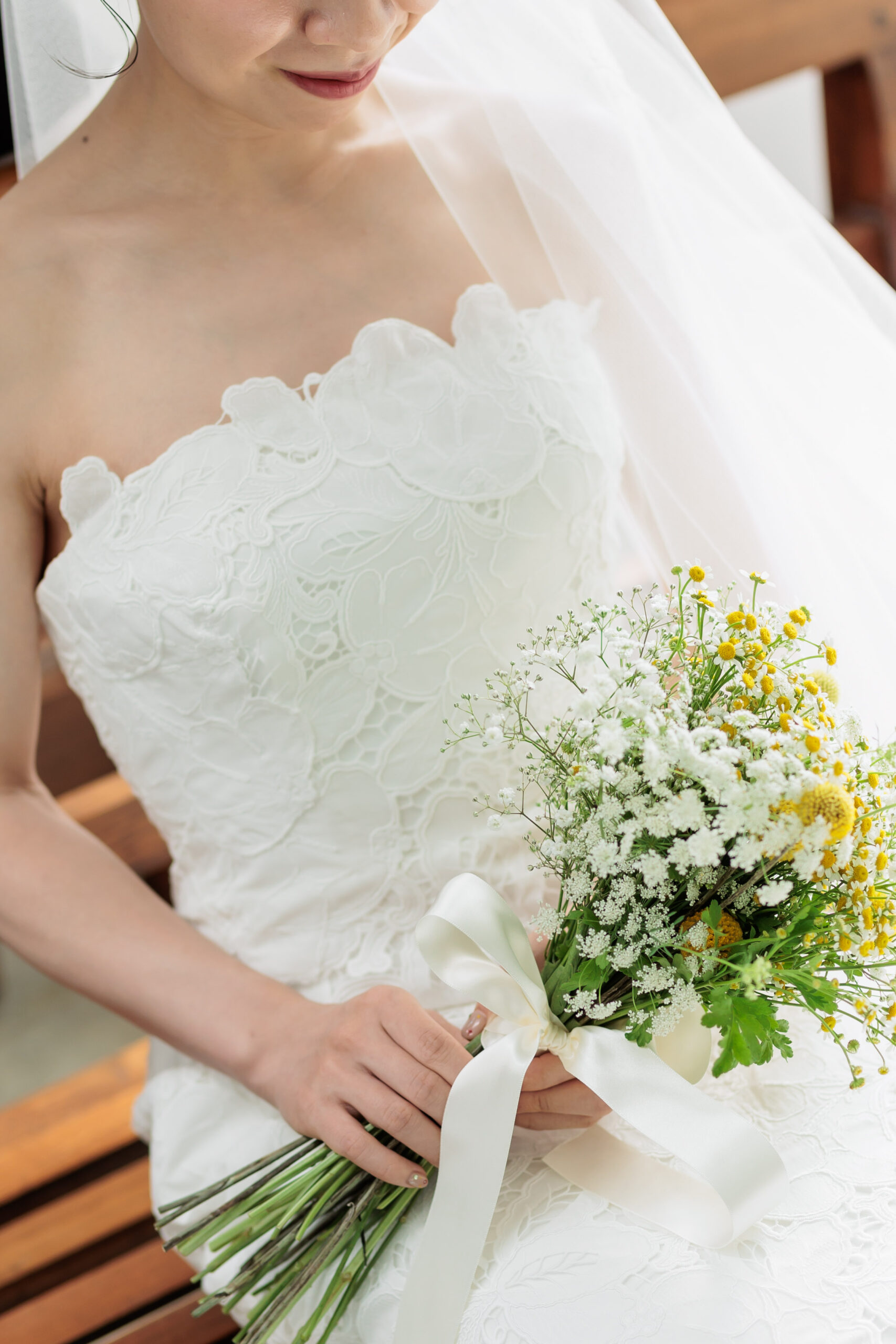 挙式にて大切なゲストに囲まれながらLELA ROSEのマーメイドラインのウェディングドレスを身に纏い、名古屋エリアで人気のザ ナンザンハウスで過ごすアットホームな人前式