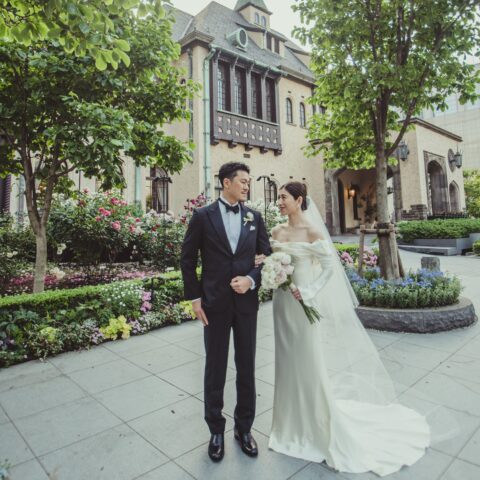 ザトリートドレッシングアディション店提携の結婚式会場、赤坂プリンスクラシックハウスでダニエルフランケルのシンプルでエレガントなロングスリーブのウェディングドレスを身に纏ったご新婦様と、ブラックのクラシックなタキシードをお召しになったご新郎様