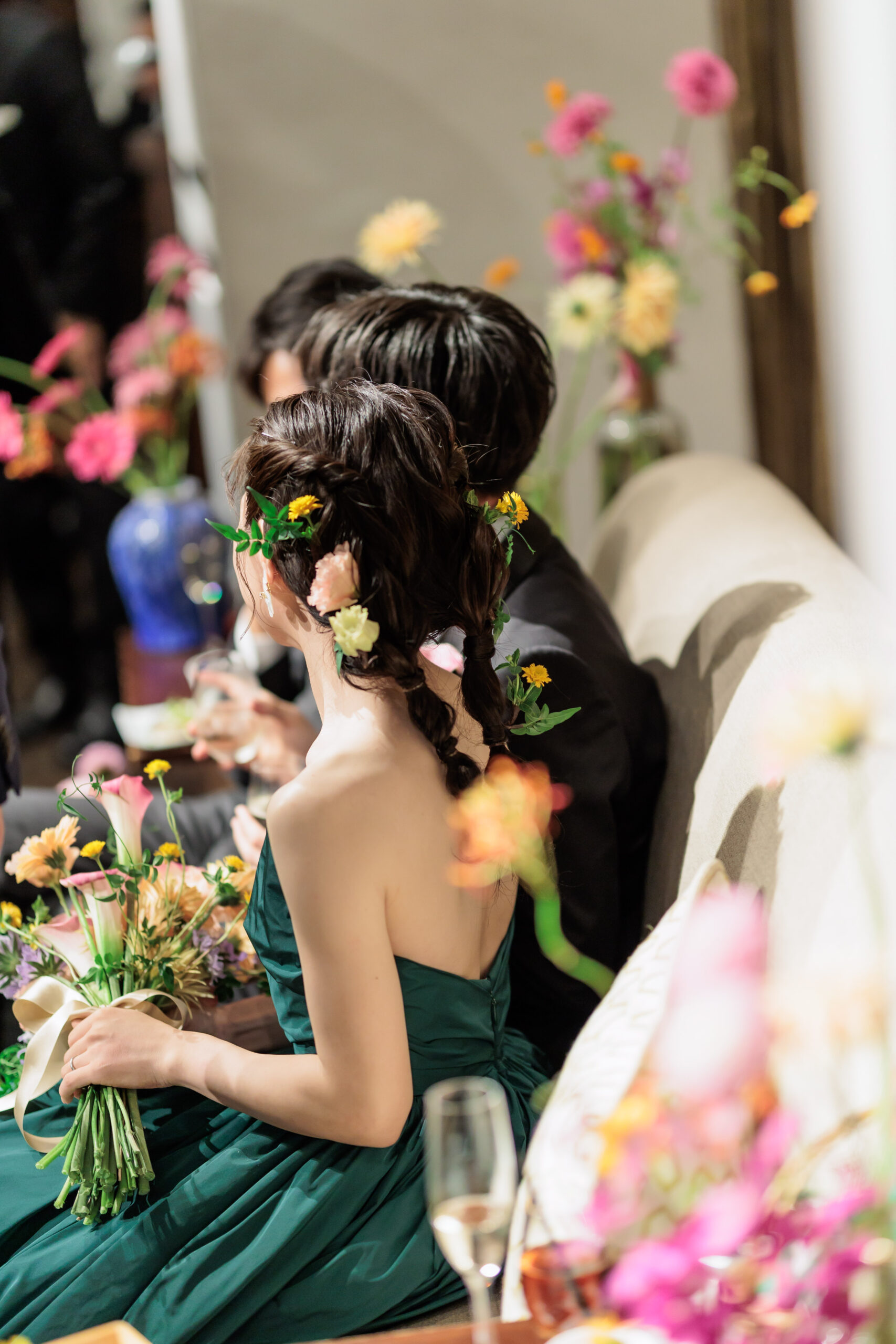 ザ トリート ドレッシング名古屋店の専属結婚式会場のザ ナンザンハウスで過ごすお色直しにおすすめのトリート メゾンのグリーンのカラードレスに合わせたカラフルな生花を用いたハーフツインヘアのヘアアレンジ