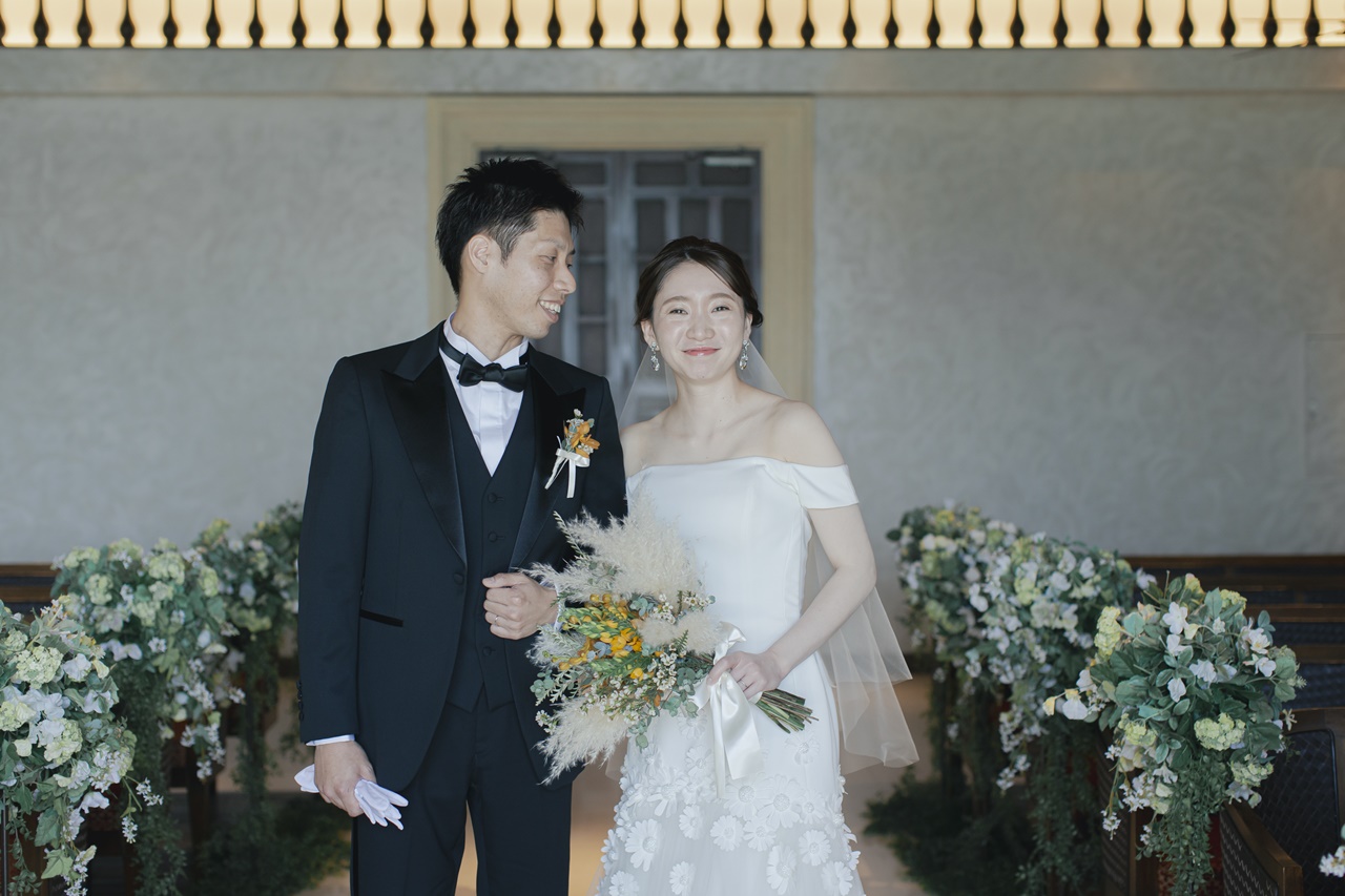 ブラックタキシードとウェディングドレスのコントラストがお互いを引き立てあいます