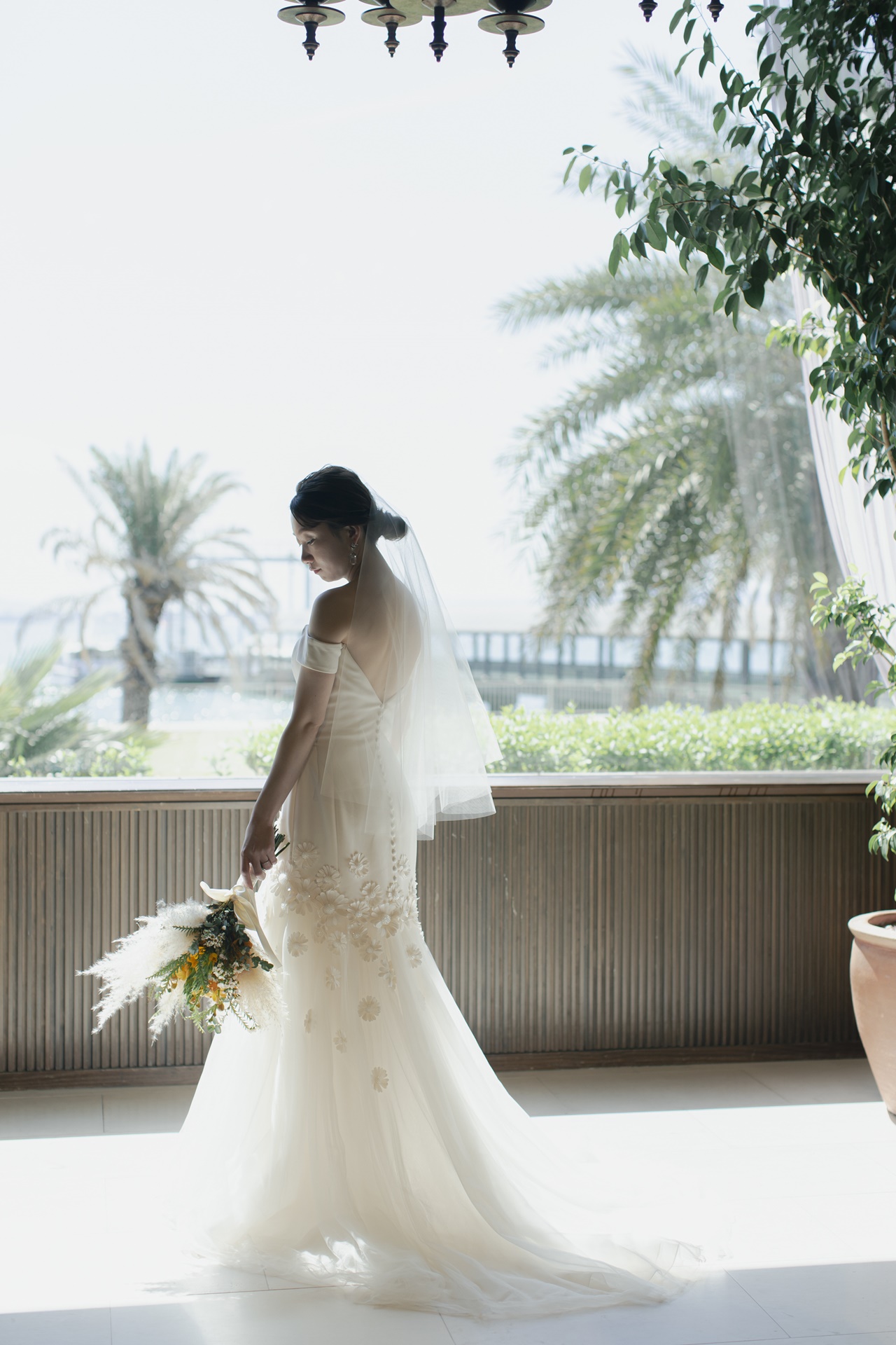 自然光の差し込むザ ルイガンズのチャペルではウェディングドレスのチュールがより透明感を放ちます