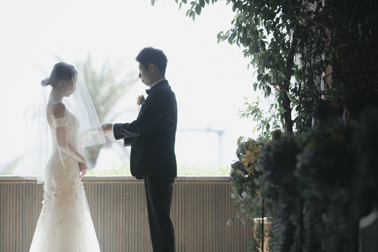 ウエストから裾にかけてのフラワーモチーフには無地ベールでよりナチュラルにコーディネート