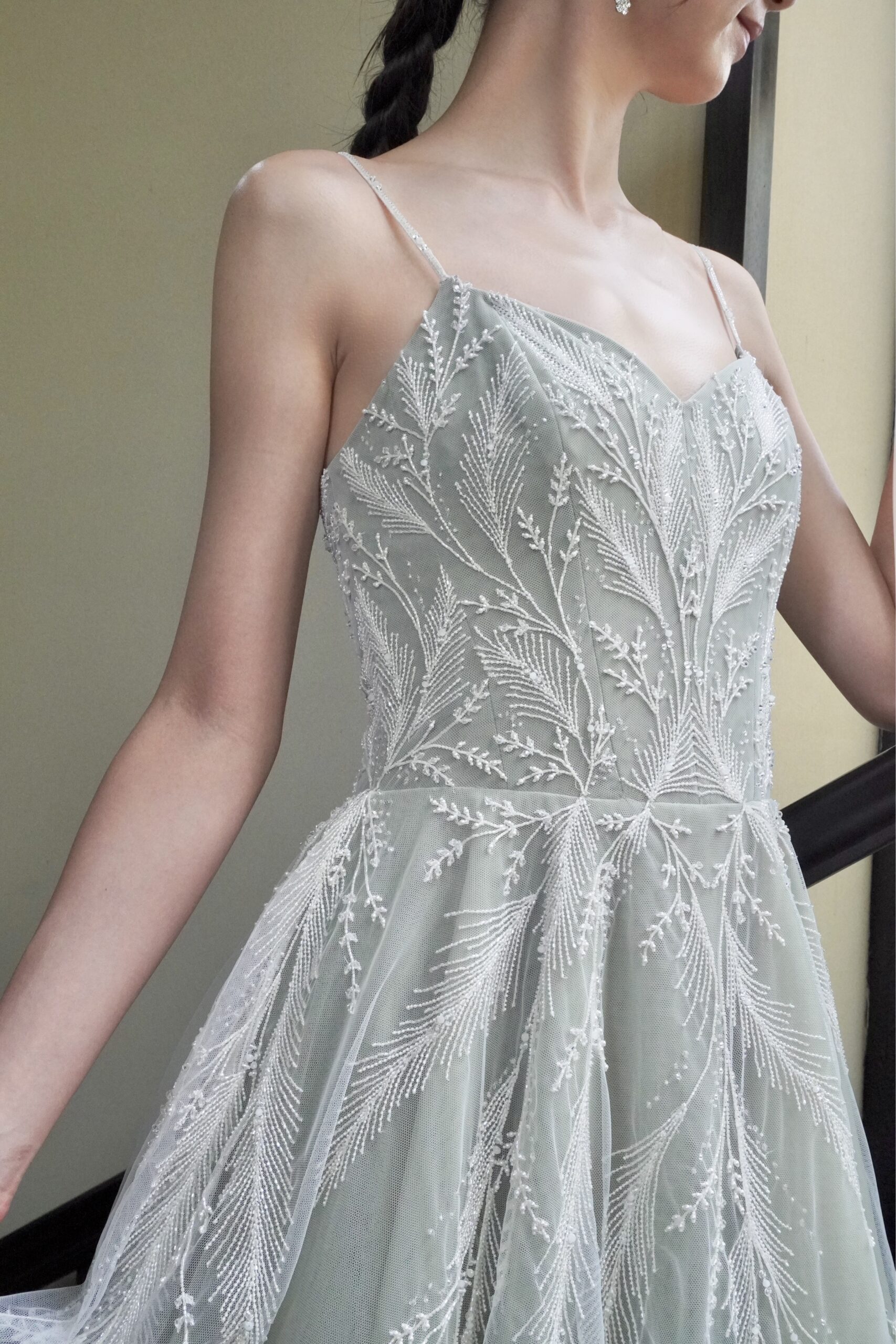 トリートドレッシングの人気新作カラードレスは、葉っぱとフェザーの繊細なインド刺繍の透明感が美しいエナウラのお色直しドレス