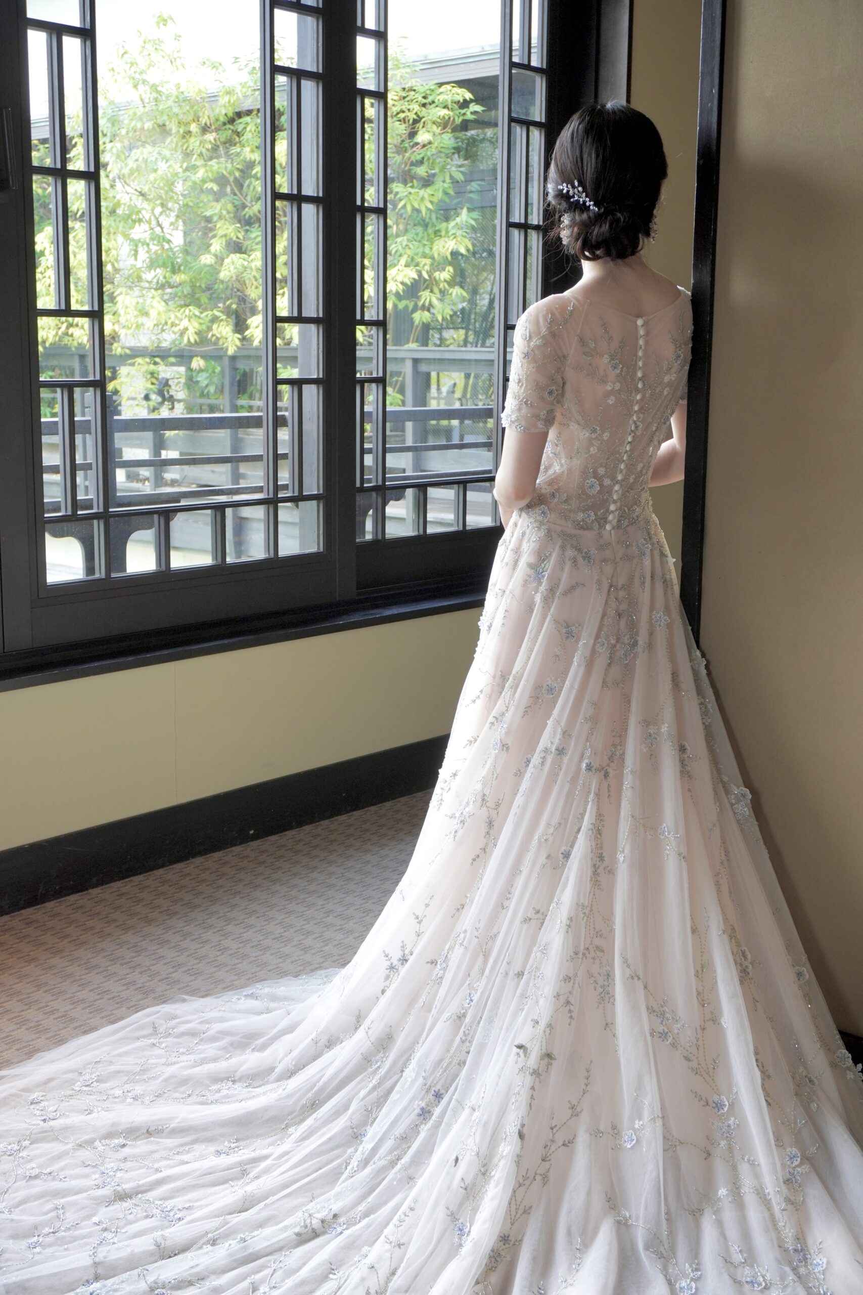 ザ カワブン ナゴヤの提携ドレスショップ、TREAT DRESSINGの新作カラードレスはインポートのインド刺繍が素敵な透明感溢れるウナウラのレースビーディングが美しいカラードレス