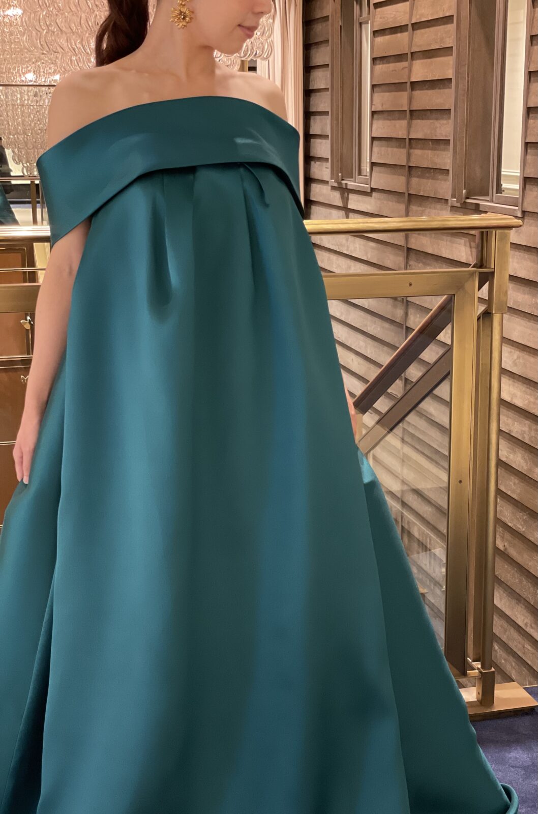 トリートドレッシング大阪店の光沢が美しいサテンのグリーンのカラードレスは提携会場のザガーデンオリエンタル大阪におすすめです