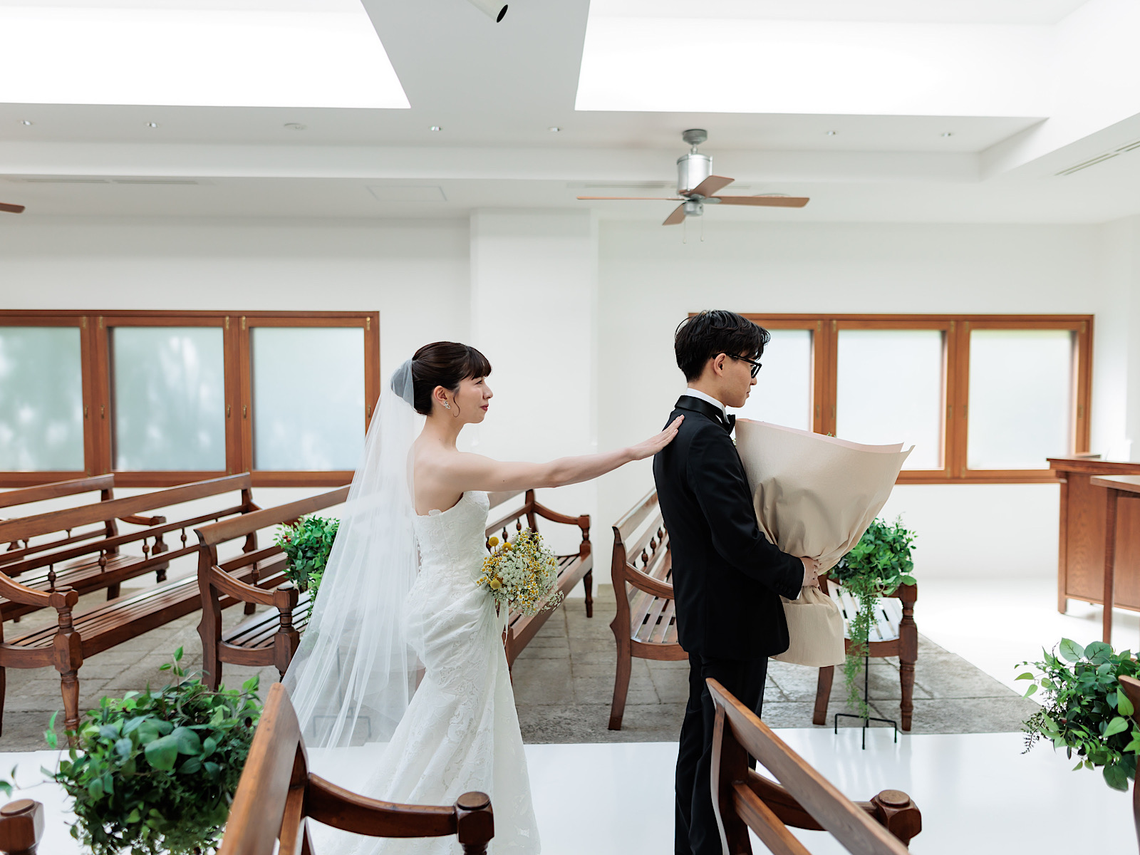 ザ トリート ドレッシング名古屋店で人気のレラローズのウェディングドレスとブラックのタキシードを身に纏い、お二人だけの空間で行うザ ナンザンハウスで人気な演出のファーストミート