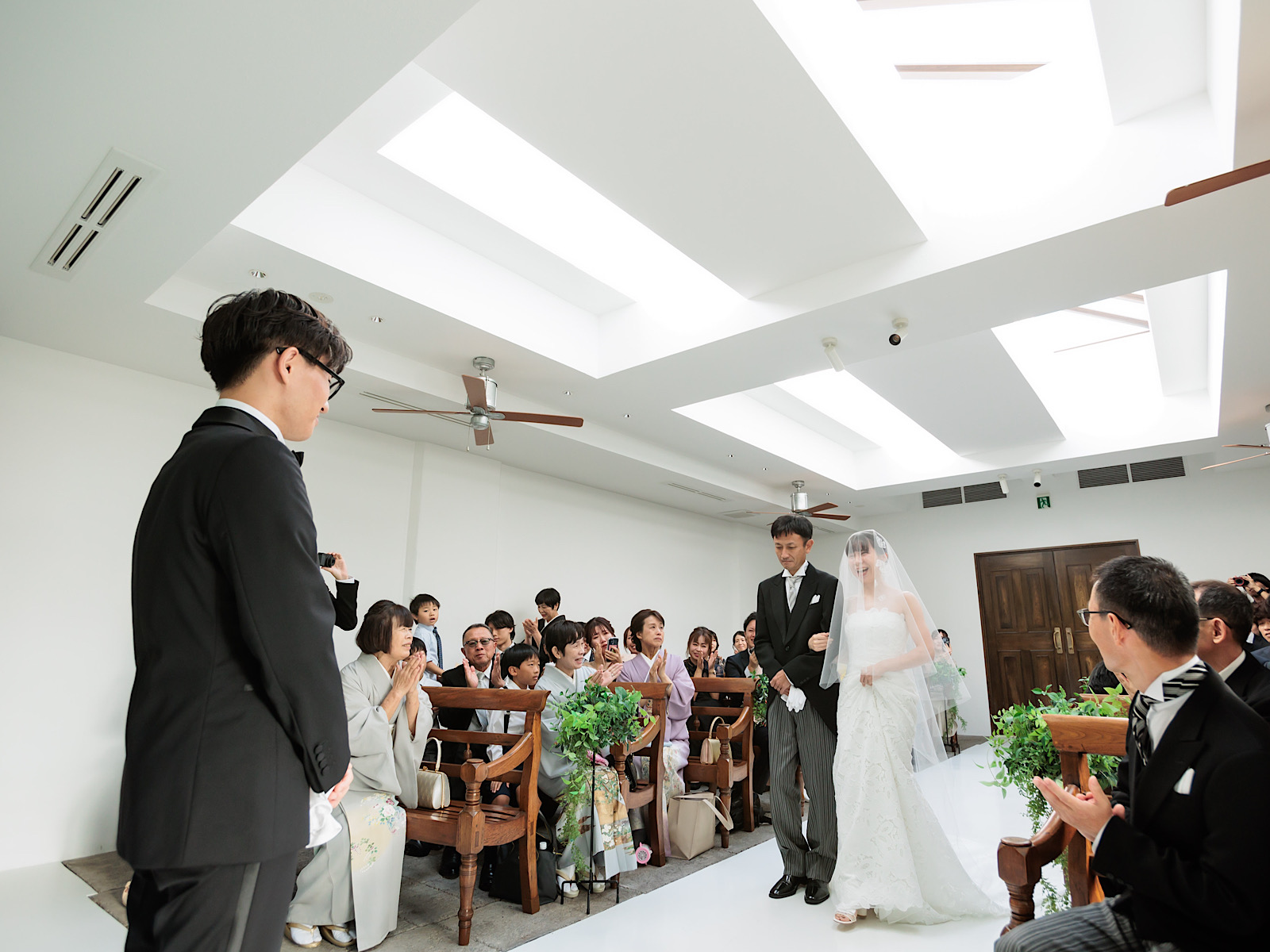 緑溢れる東海エリアで人気なザ ナンザンハウスで過ごす、大切なゲストに囲まれながらレラローズのマーメイドラインのウェディングドレスを身に纏った人前式