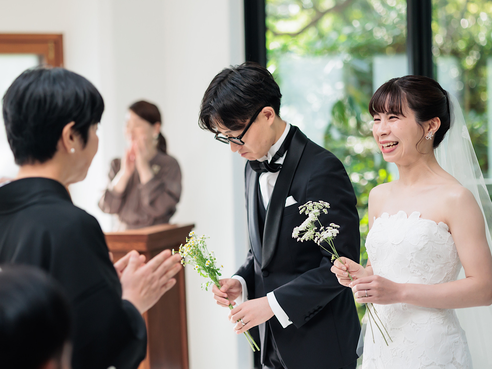 東海エリアで人気のあるザ ナンザンハウスで映える、トリート ドレッシングのマーメイドラインのウェディングドレスを身に纏いながら、ゲストからの想いと共に受け取るダーズンフラワーセレモニー