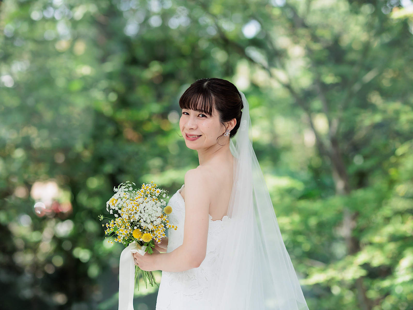 東海・名古屋・岐阜エリアの花嫁に人気のザ トリート ドレッシング名古屋店がおすすめしたい、インポートのウェディングドレス、レラローズの総レースのマーメイドラインのウェディングドレスにリボンモチーフのイヤリングを合わせたコーディネート