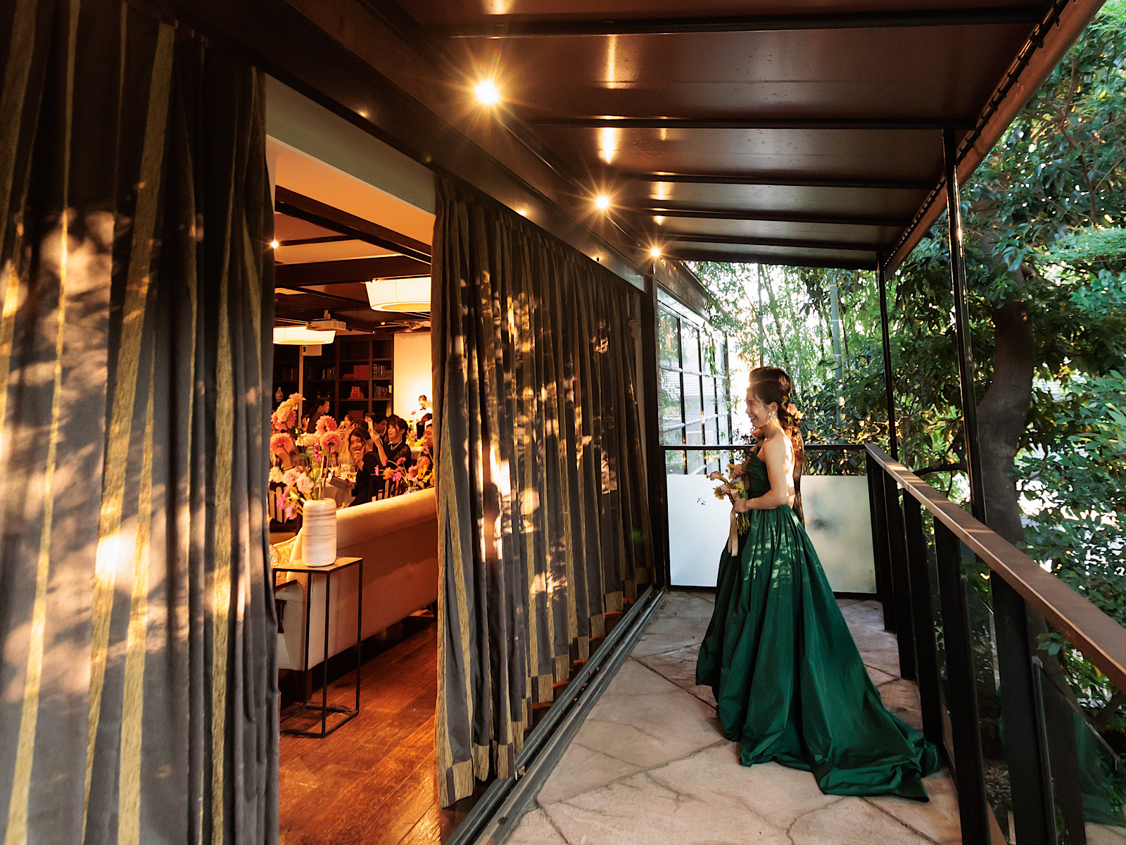 名古屋エリアで人気のドレスショップ、ザ トリート ドレッシング 名古屋店の提携会場、ザ ナンザンハウスで過ごすグリーンカラードレスを身に纏ったおふたりらしい唯一無二のナチュラルお色直しスタイル