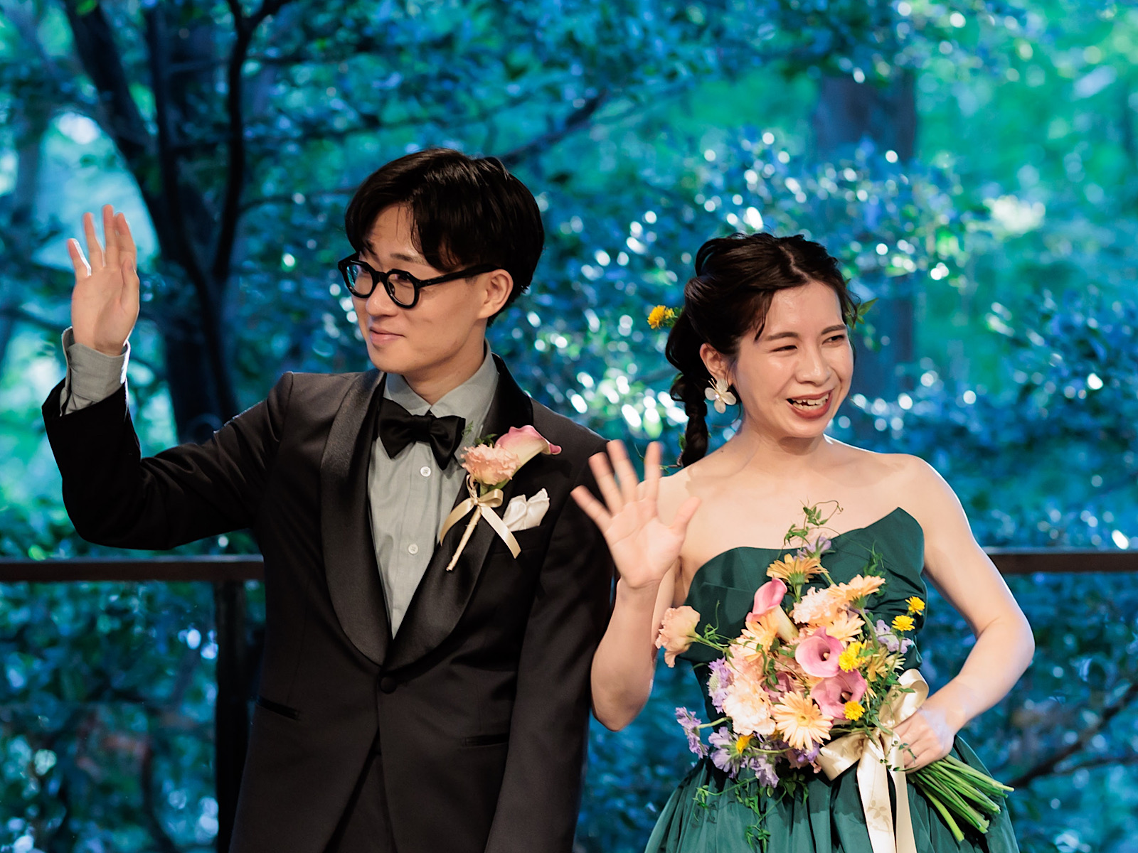 ザ トリート ドレッシングのオリジナルブランド、TREAT MAISON(トリート メゾン)のAラインのグリーンのカラードレスを身に纏い、ゲストと過ごすアットホームなお色直しパーティーシーンのご紹介