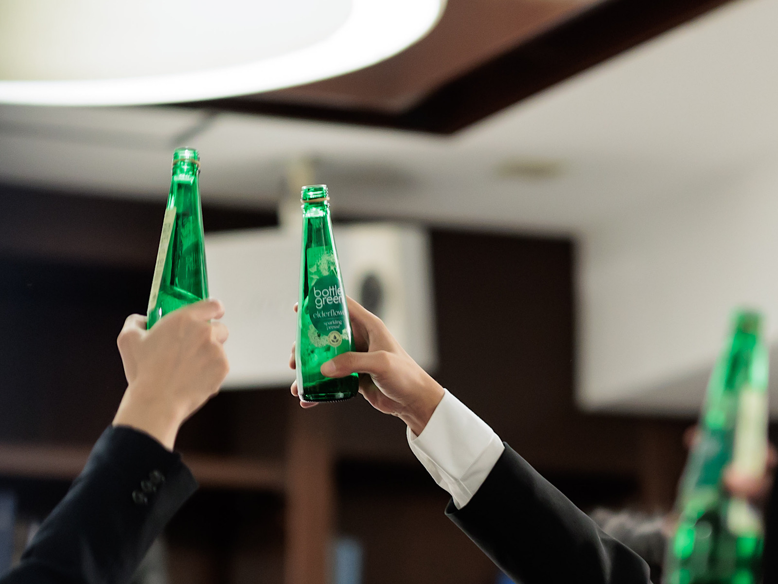 ザ ナンザンハウスの専属のドレスショップ、THE TREAT DRESSING 名古屋店のウェディングドレスで身を包み、大切なゲストと共に特別な1日を締めくくるラストチアーズの演出