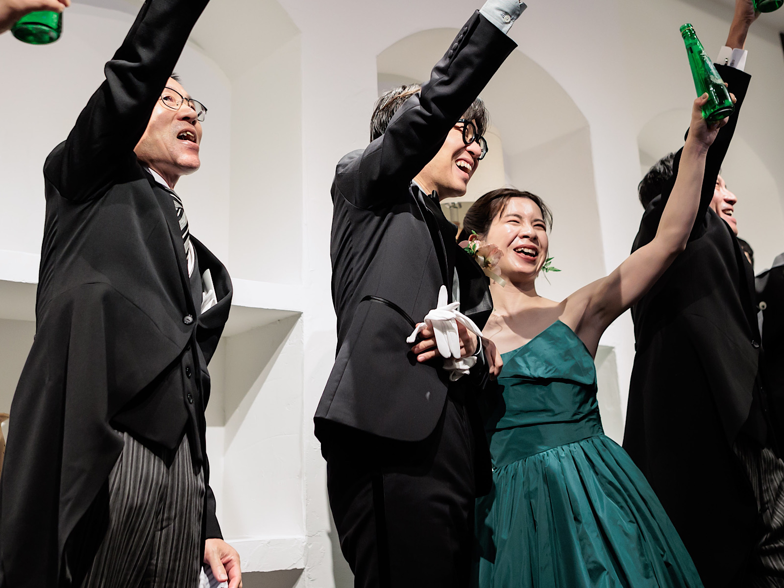 名古屋~東海エリアの結婚式会場ザ ナンザンハウスにて、ゲストと共にラストチアーズを行うお二人の姿を引き立たせるザトリートドレッシングのブラックタキシードとトリートメゾンのお色直しのカラードレス