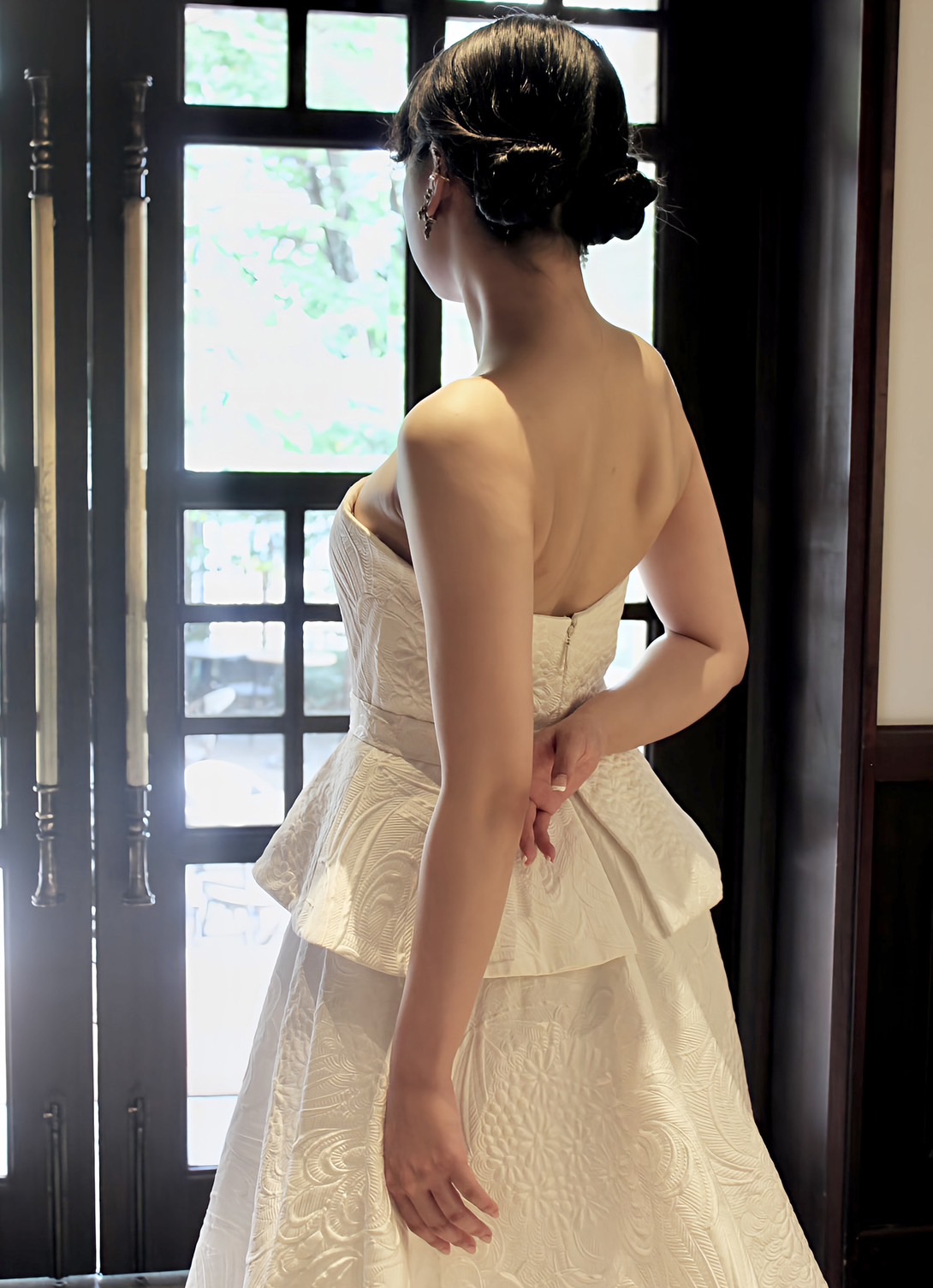 トリートがおすすめするクラシカルかつモダン、普遍的すぎず他の人とは被ることのないお洒落なウェディングドレスはナイーム カーンのペプラムのAラインドレス