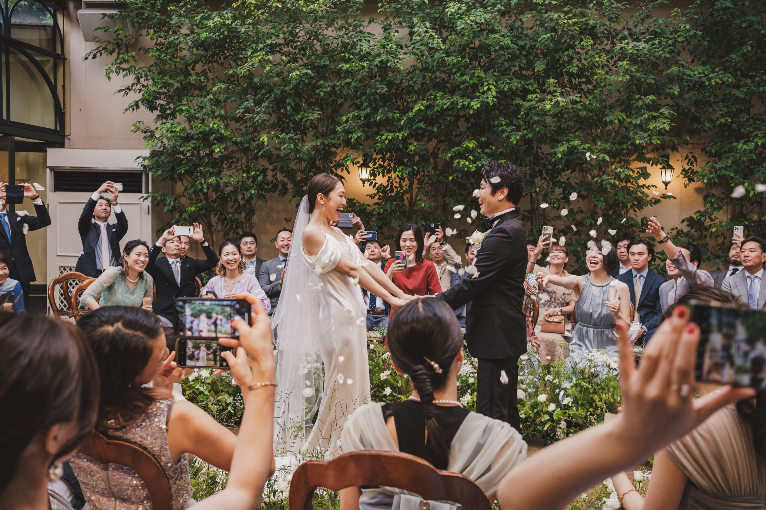 ザトリートドレッシングアディション店の提携会場リストランテASOではたくさんの緑に囲まれたガーデンでゲストの皆様とアットホームな結婚式を叶えます