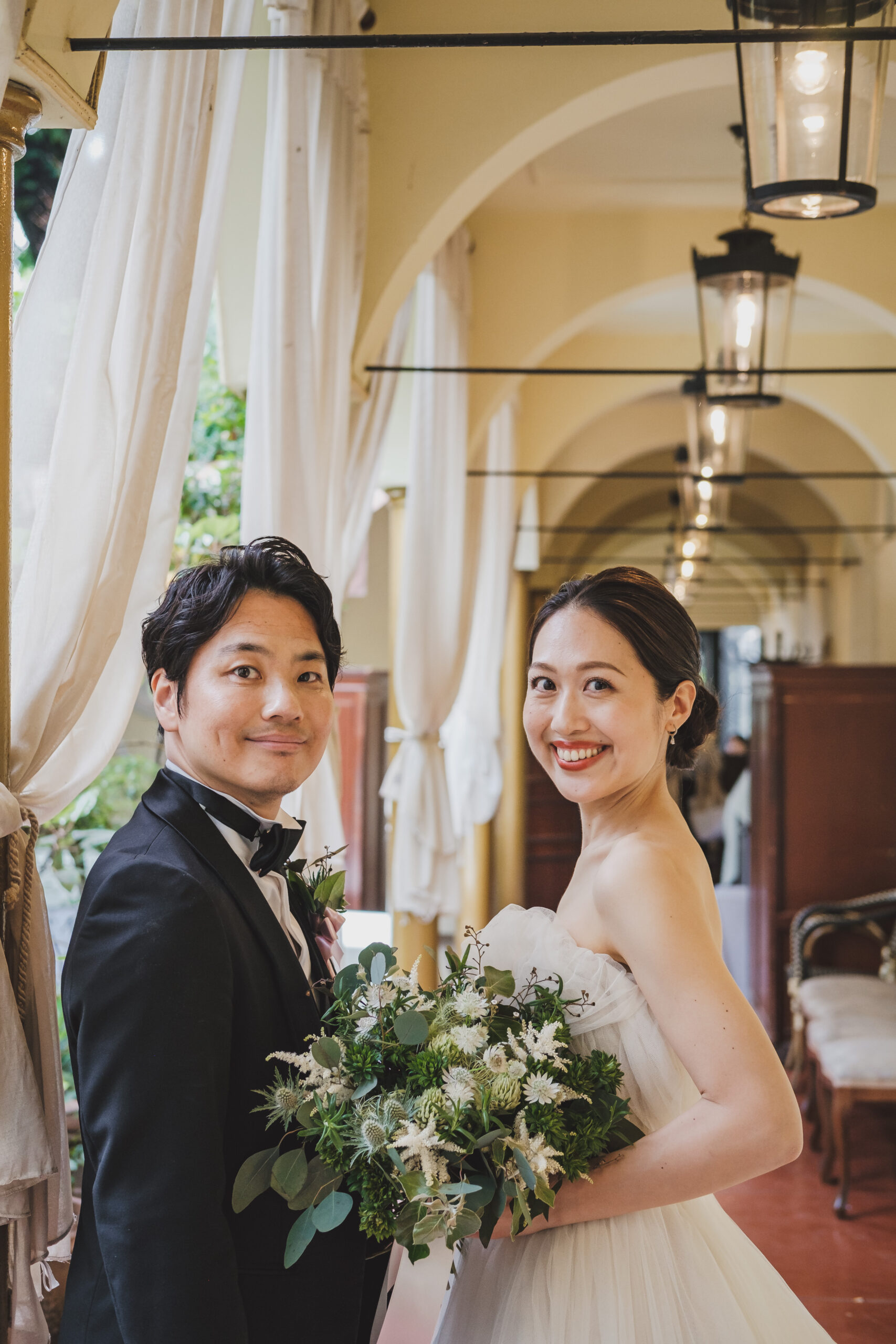 ロサンゼルスの人気ブランドモニークルイリエのチュールをたっぷりしようしたモニークルイリエのプリンセスラインのウェディングドレスのご紹介