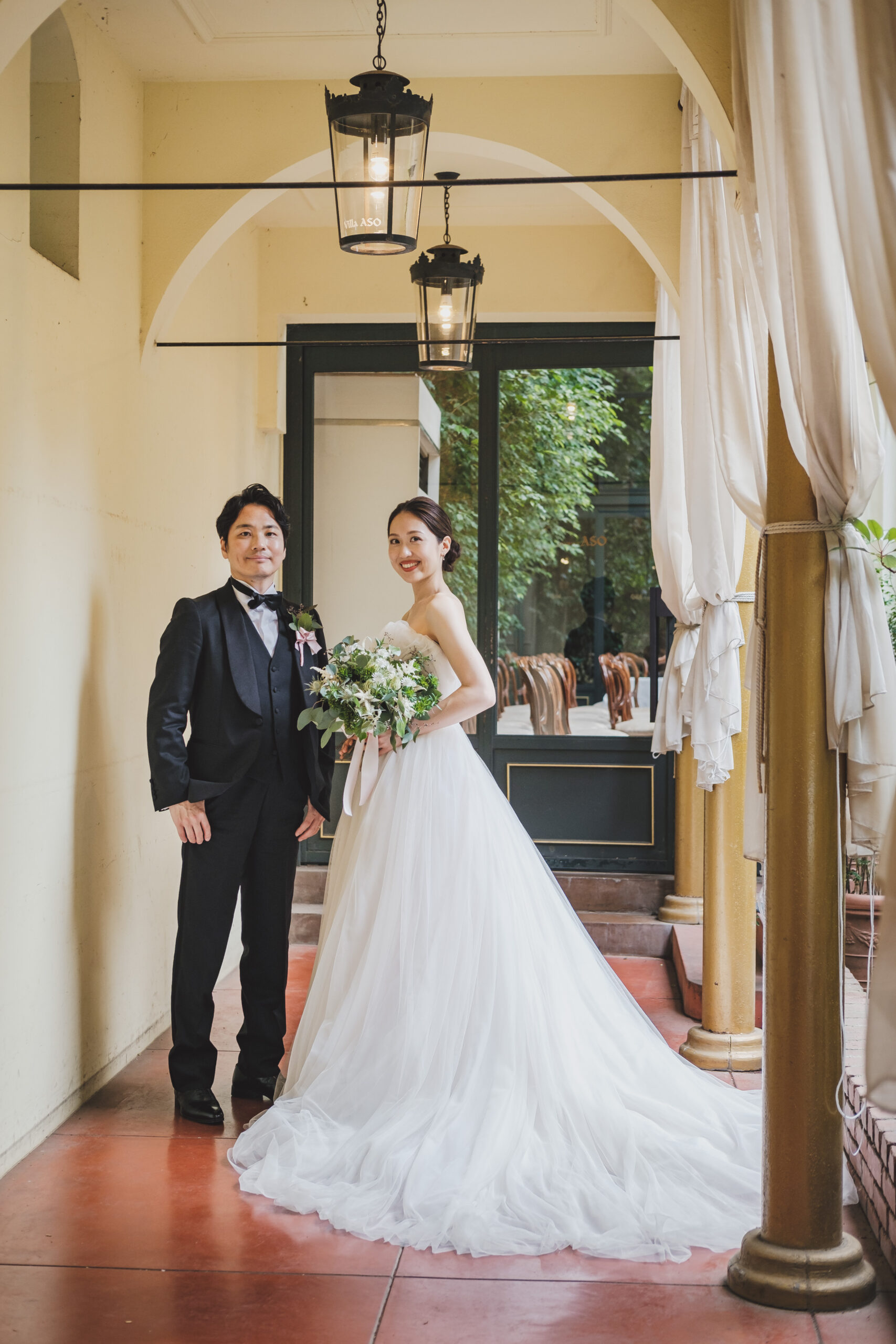 ロサンゼルスの人気ブランドモニークルイリエのチュールをたっぷりしようしたモニークルイリエのプリンセスラインのウェディングドレスのご紹介