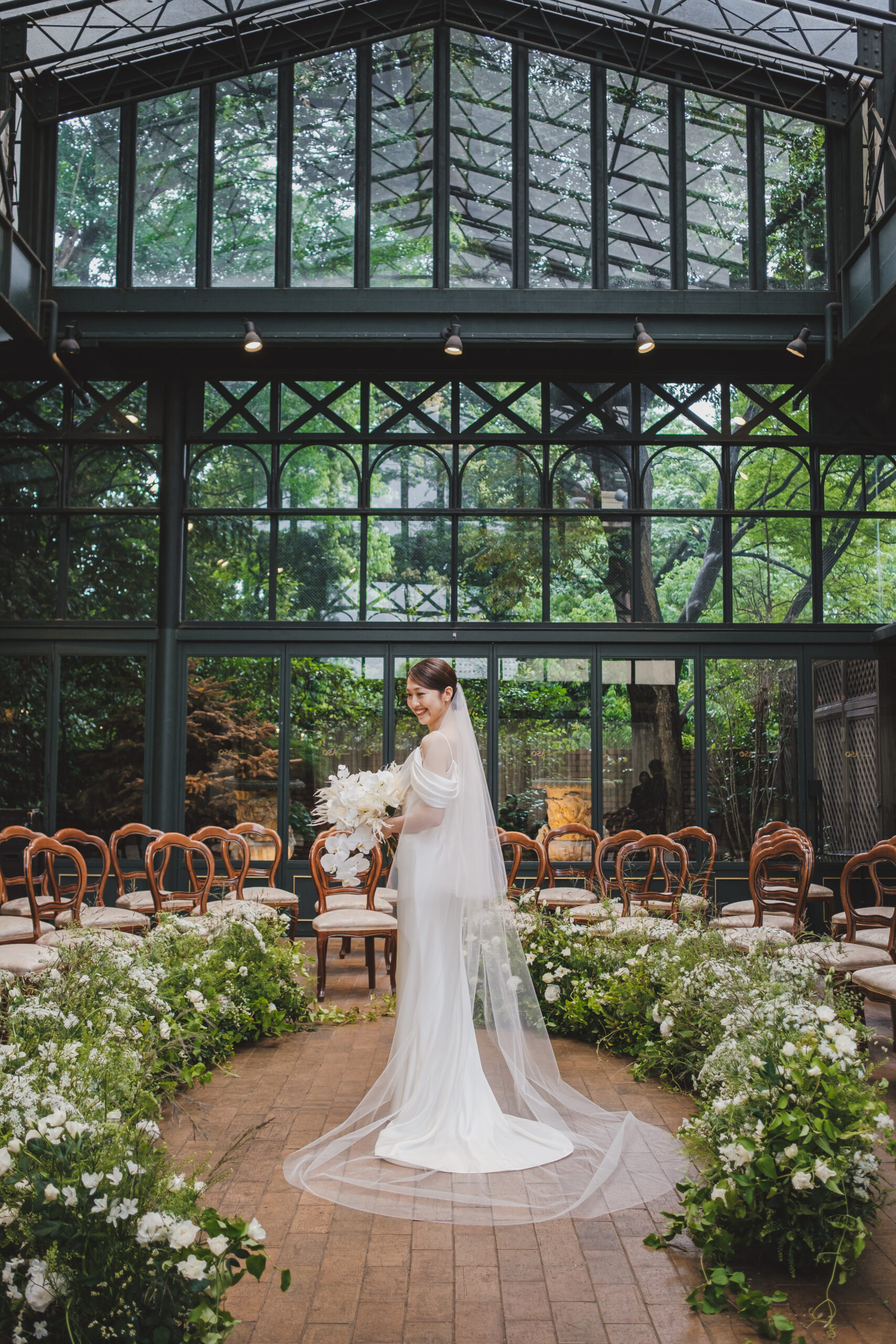 トリートドレッシングよりレストランリストランテASOで執り行うアットホームな結婚式におすすめのスレンダーのシンプルなウェディングドレスのご紹介