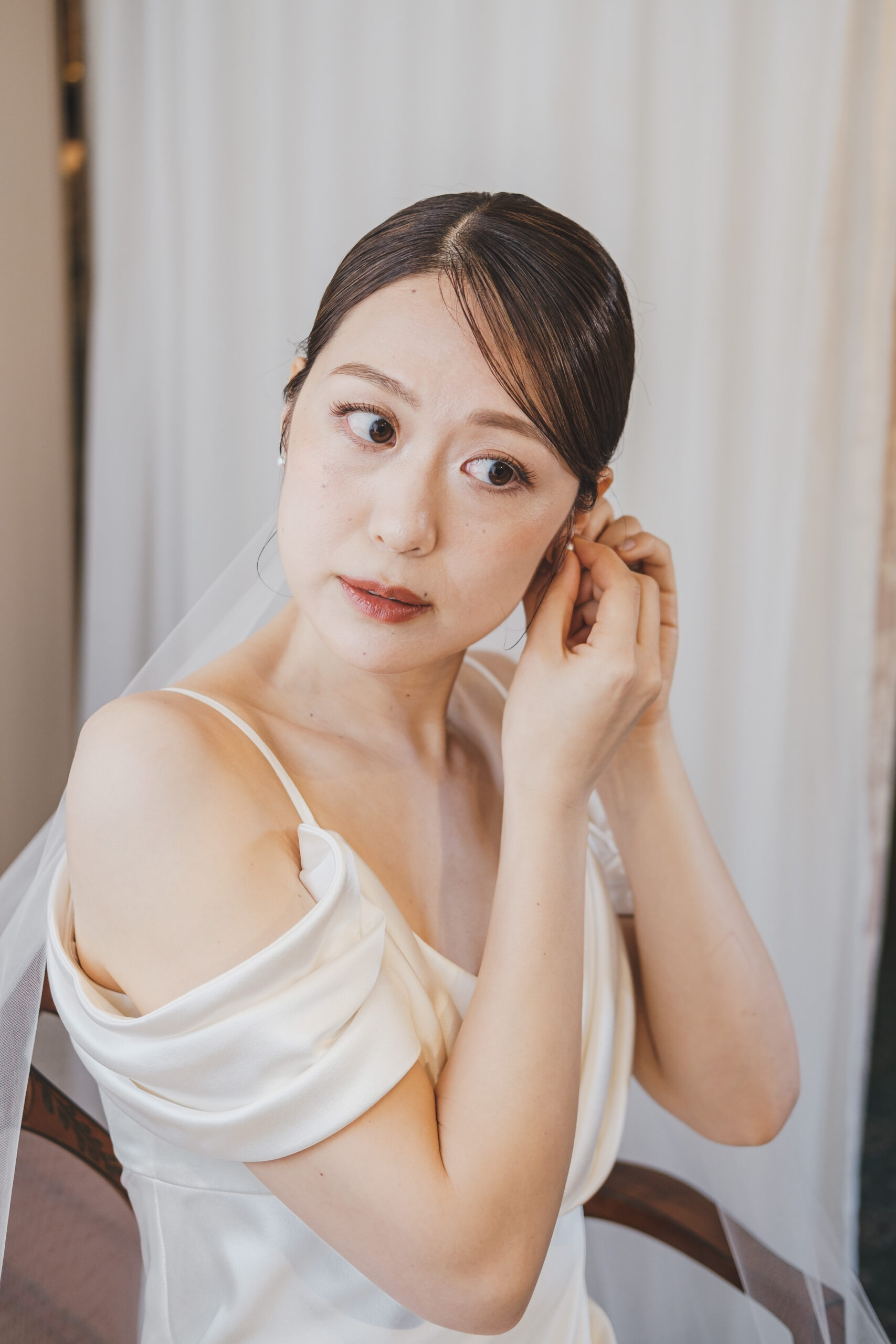 トリートドレッシングでお取り扱いしているエリザベスフィルモアのシンプルなスレンダーのウェディングドレスは花嫁の魅力を引き出し、リラックス感がありながらも上質なスタイルを叶えます