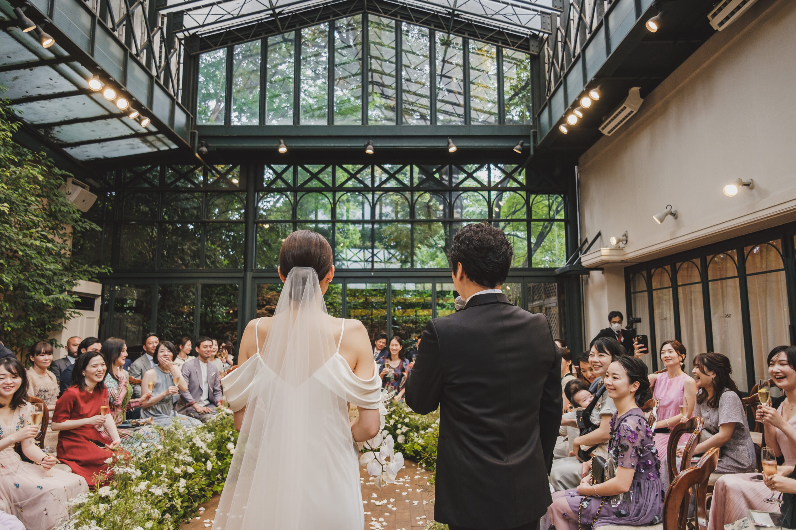 ひらまつウェディングの会場の一つであるリストランテASOは東京とは思えない非日常の空間で特別感をかなえつつもアットホームなウェディングスタイルを叶えることができます