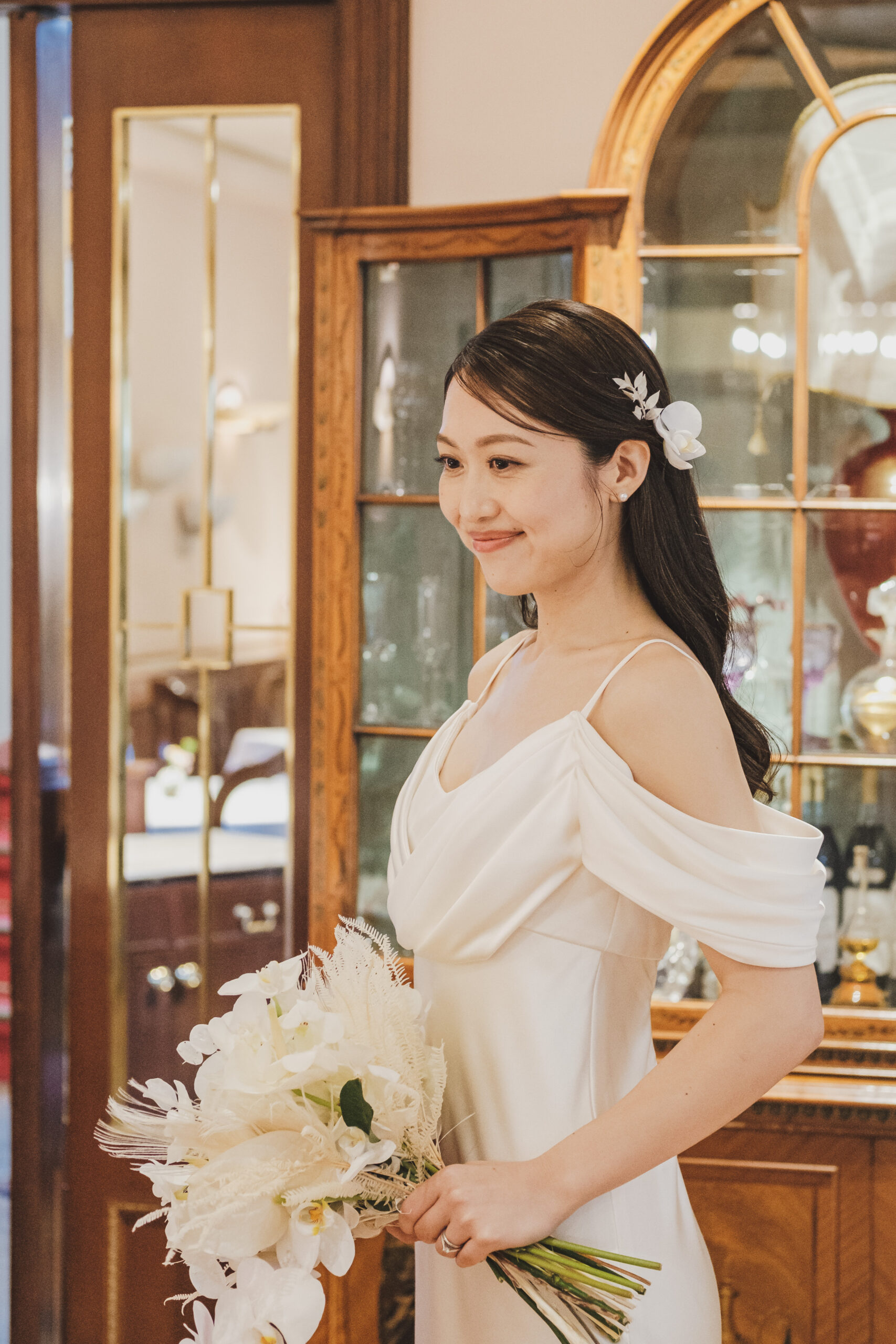 東京の人気ドレスショップザトリートドレッシングアディション店で取り扱うシンプルで洗練されたスレンダーラインのウェディングドレスは上品さとリラックス感を演出します