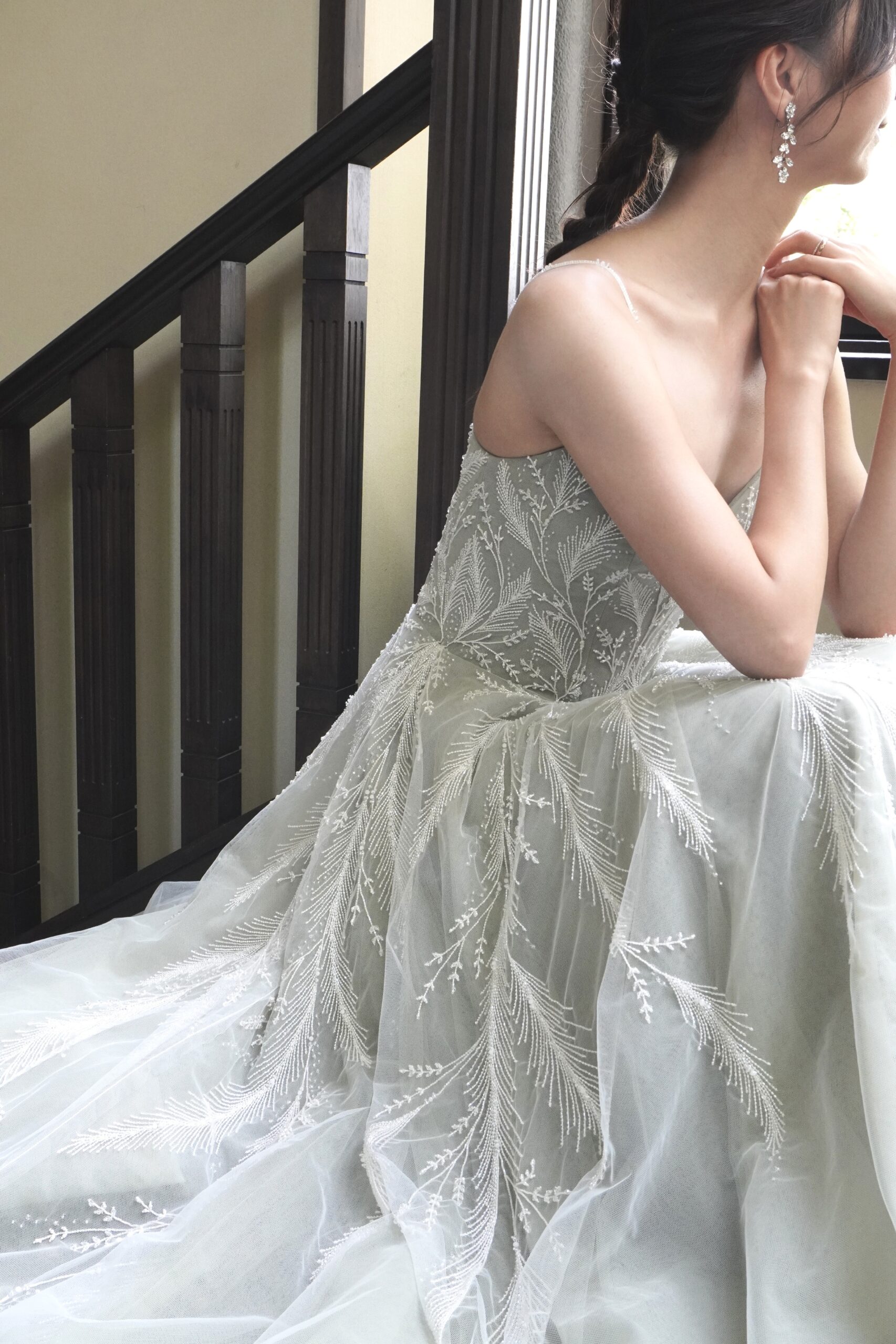 トリートがおすすめする最新トレンドのお色直しカラードレスはくすみカラーが人気なキャミソールタイプのモスグリーンのAラインのドレス