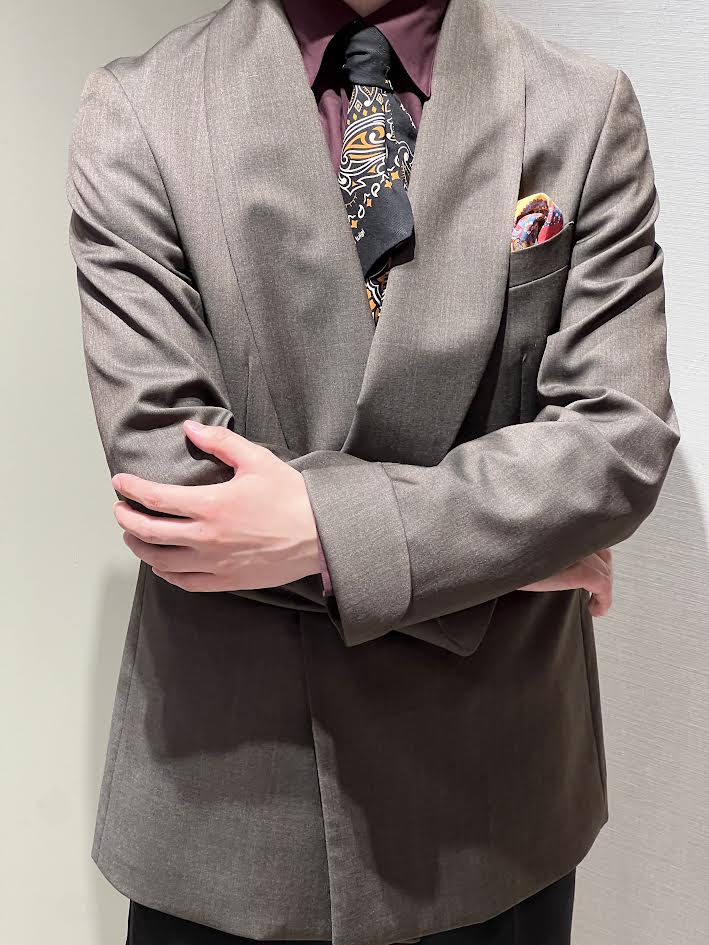 新郎様のお色直しのスタイルです。ブラウンのダブルのジャケットに秋らしいボルドー色のシャツにストールを合わせたスタイル