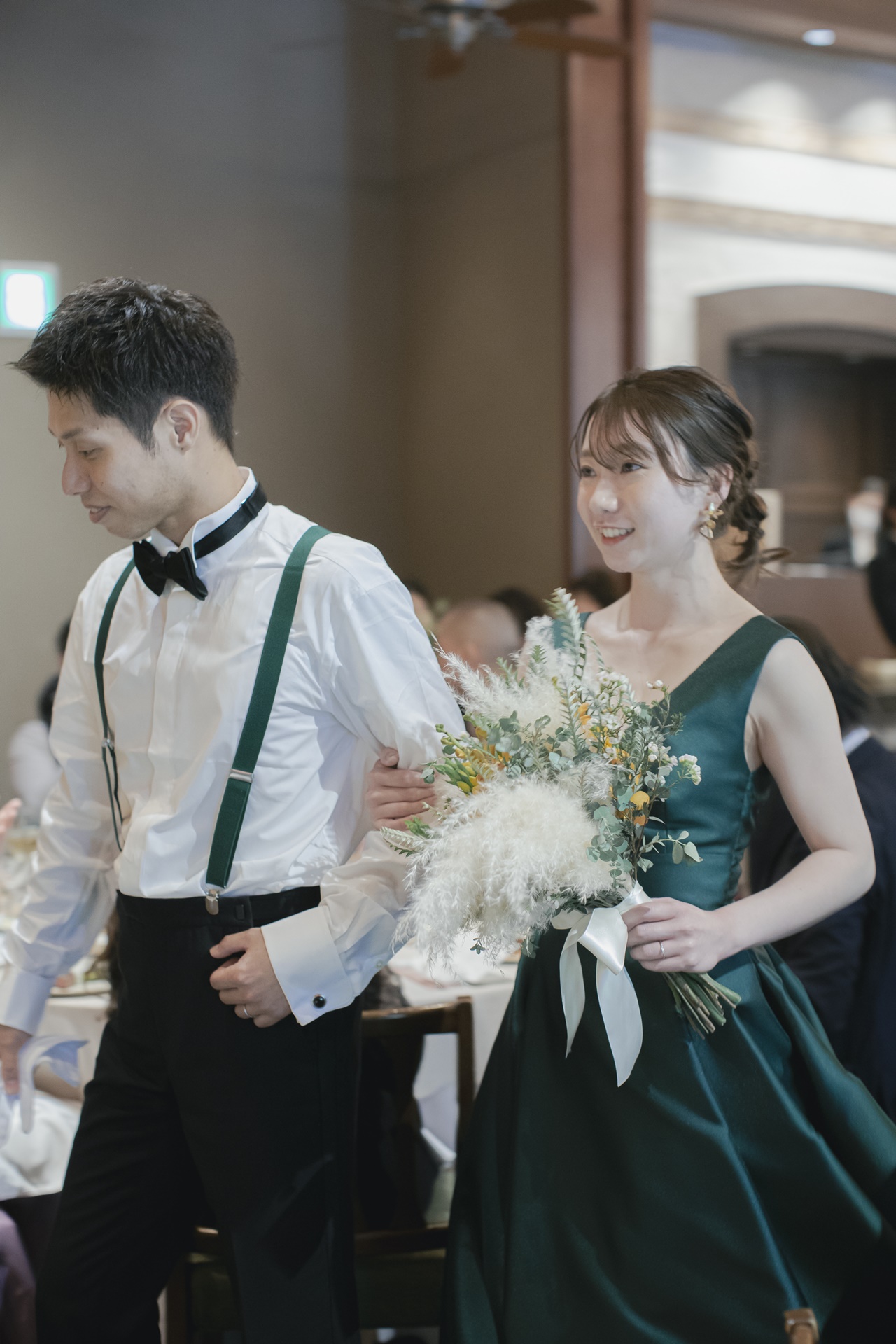 THE LUIGNASのTHE GRAND GARDENの会場にぴったりなトリート メゾンのグリーンのカラードレスで再入場です