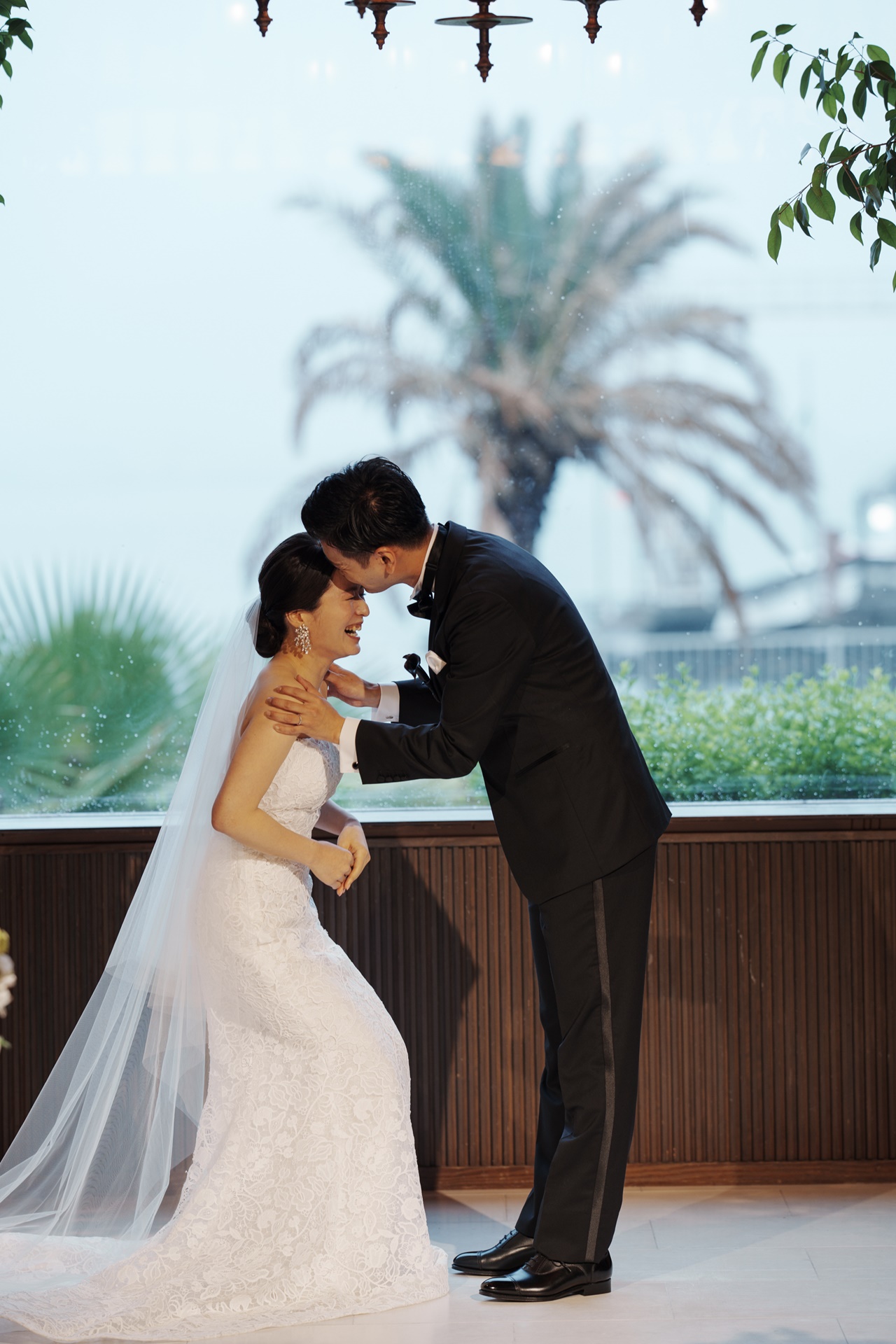 窓の向こうに海が広がるTHE LUIGANSのチャペルは、海外リゾートで挙げる結婚式のような非日常の空間を味わっていただけます