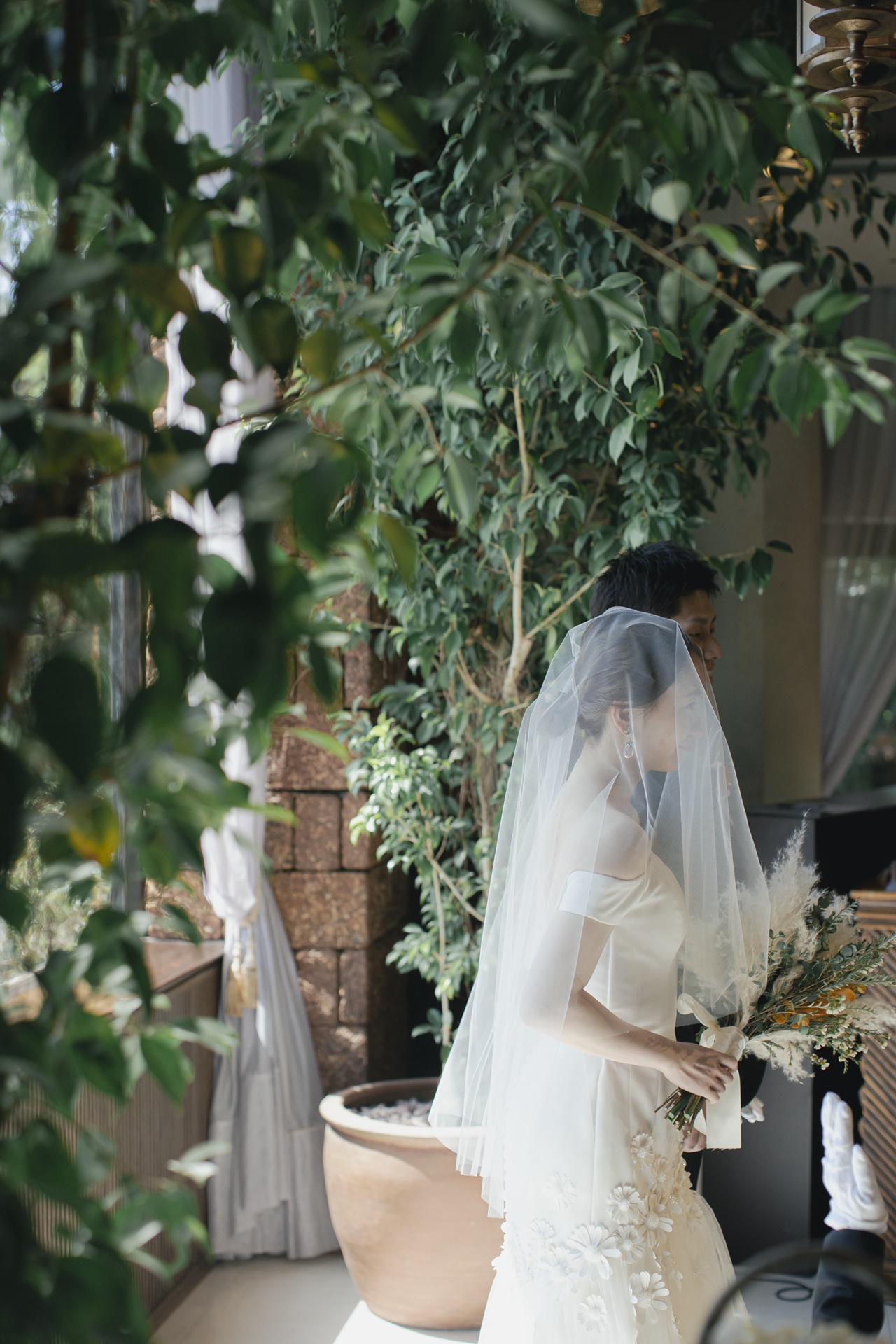 緑に囲まれあたたかい雰囲気が漂うザ ルイガンズのチャペルはトリート福岡のナチュラルなウェディングドレスがとても良くマッチします