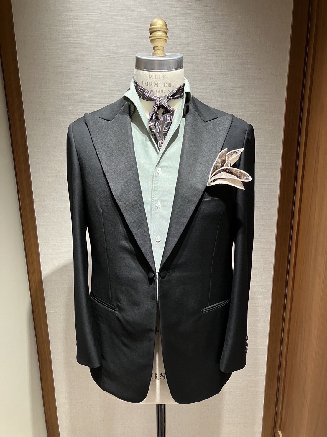 ブラックのタキシードにストールとチーフを合わせたスタイル