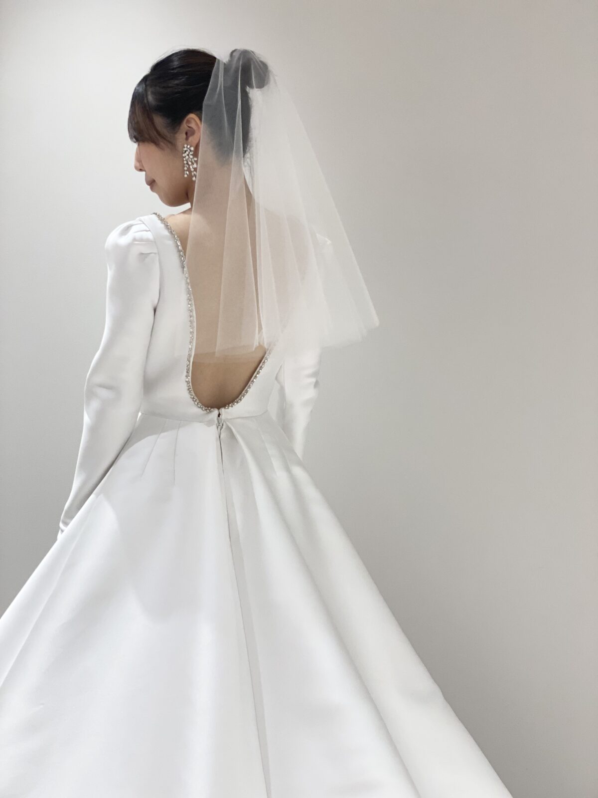 ザ トリートドレッシング大阪店よりご紹介するロングスリーブのウェディングドレス