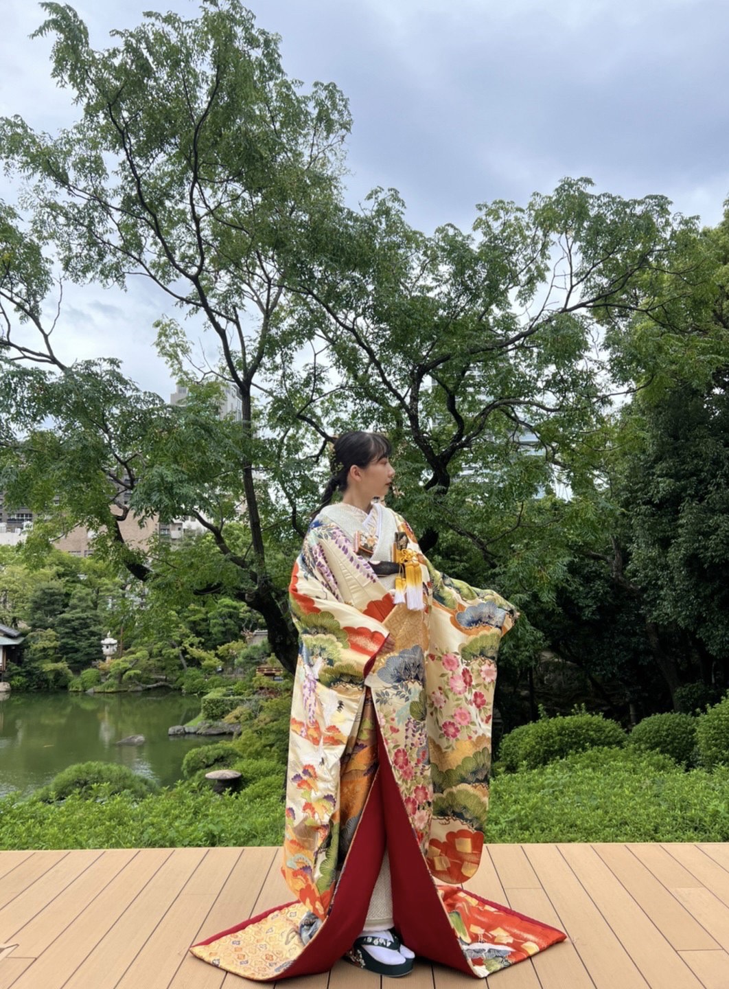 相楽園にて結婚式や前撮りを検討されているプレ花嫁におすすめのトリートドレッシング神戸店にて取り扱いのある色打掛のコーディネートのご紹介