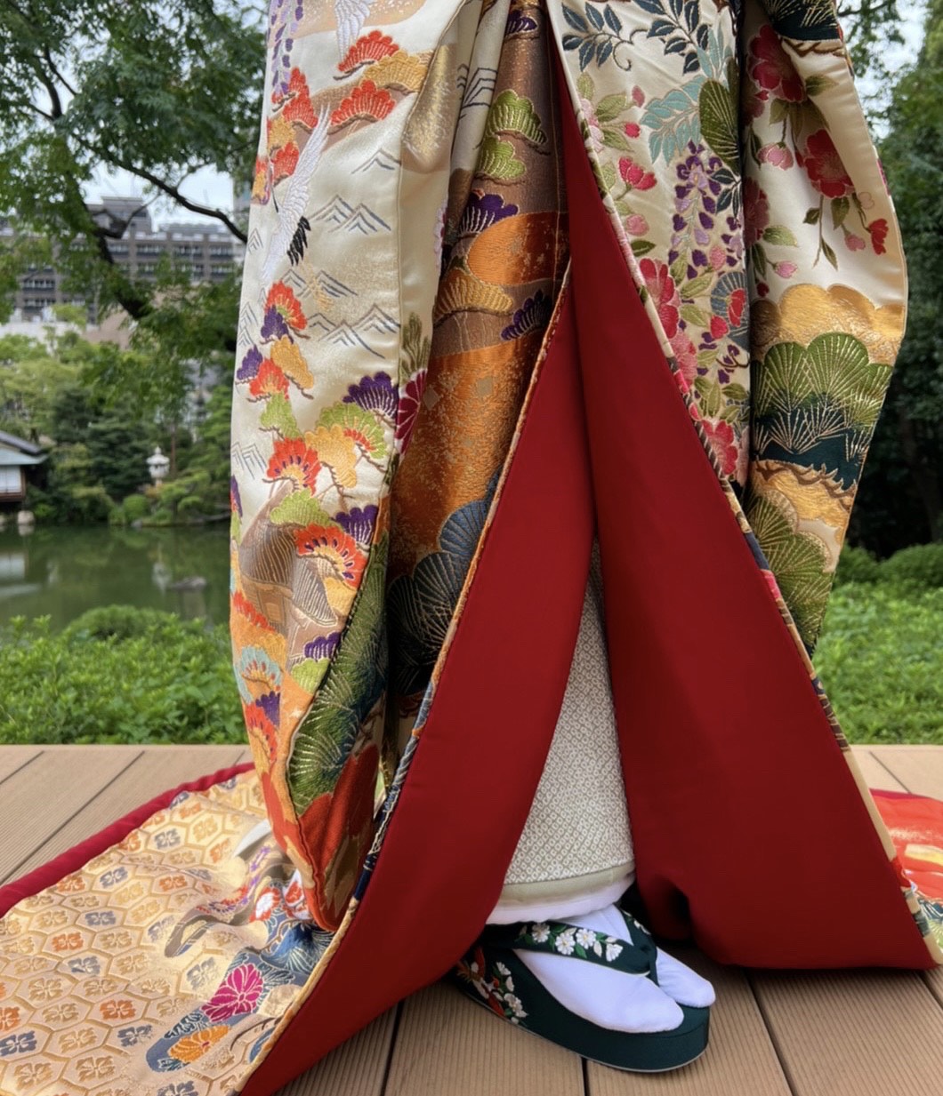 トリートドレッシング神戸店より庭園が広がる相楽園にて結婚式や前撮りを検討されているプレ花嫁におすすめの日本三景図の色打掛とコーディネートのご紹介