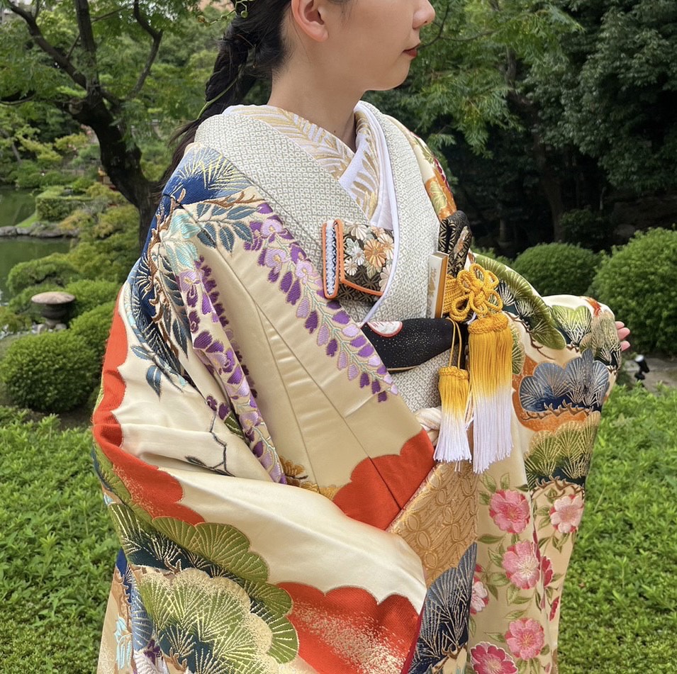 相楽園にて結婚式や前撮りを検討されているプレ花嫁におすすめのトリートドレッシング神戸店でご紹介している色打掛と黒がアクセントになったコーディネートのご紹介