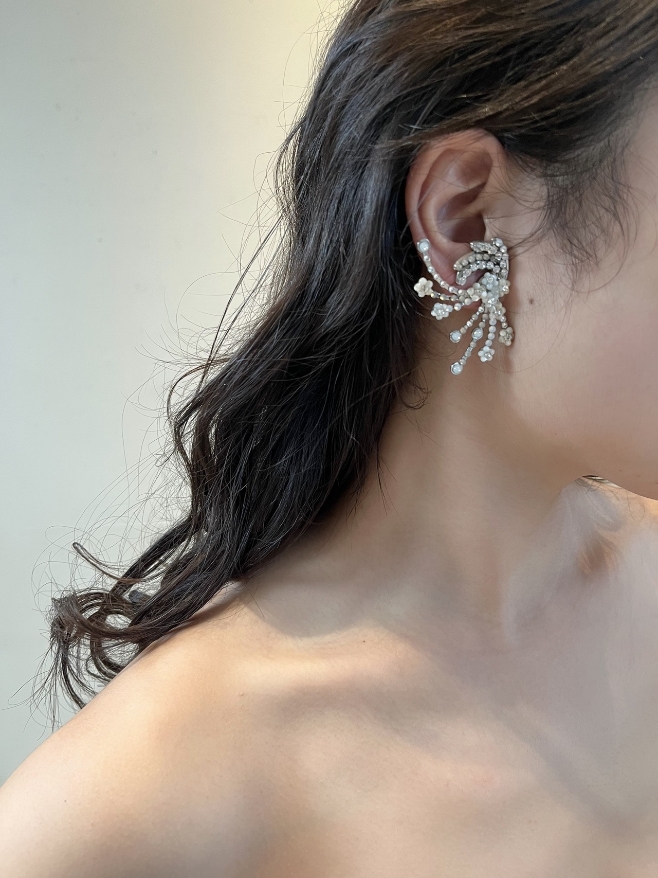 ヘアはダウンスタイルにエッジのかかったマリア エレナのイヤリングを合わせてエレガントなコーディネートに