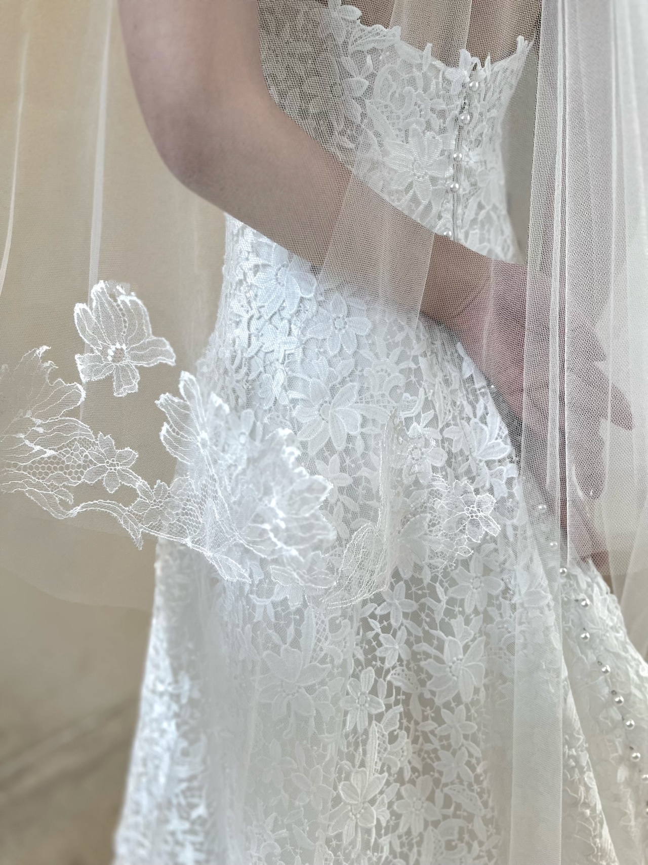 トレーンの先までほどこされたパールが圧巻のバックスているのウェディングドレス