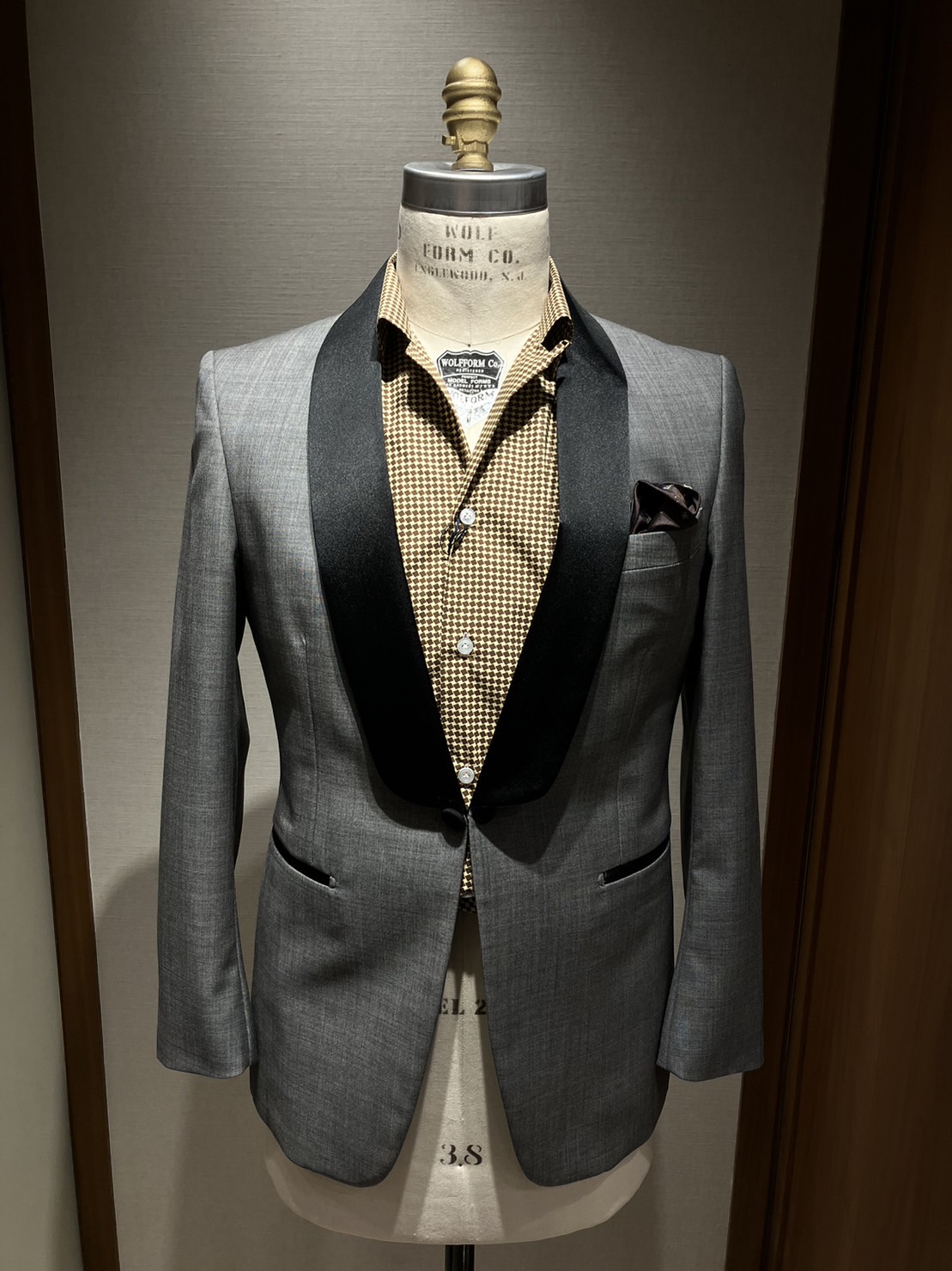 新郎様のお色直しスタイルをご提案。グレイのウェアにべージュのシャツをコーディネートしました。