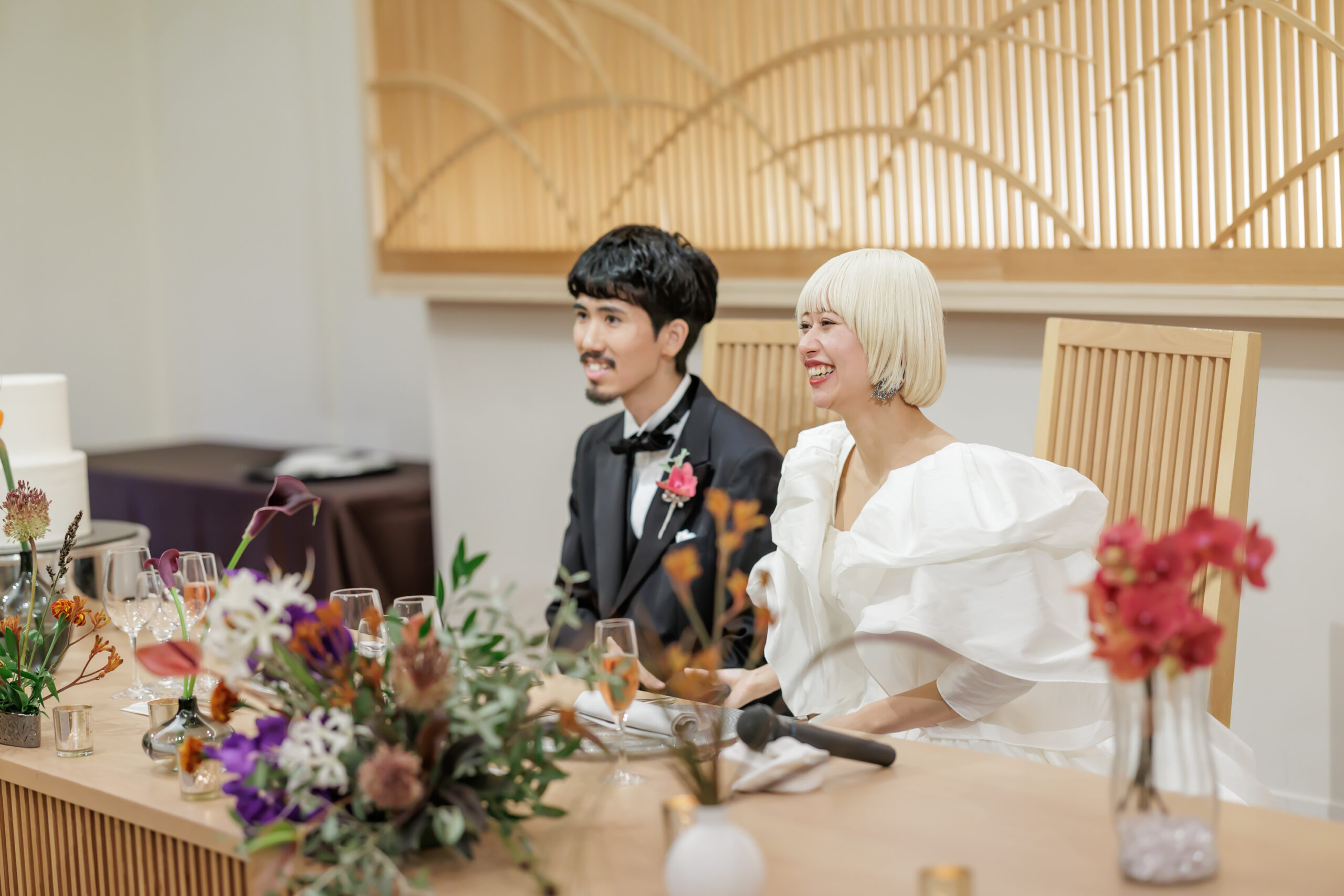 ザトリートドレッシングアディション店でお取り扱いのあるアムサーラのウェディングドレスとトリートオリジナルのオーセンティックなタキシードを纏い八芳園で披露宴を過ごすご新郎ご新婦様